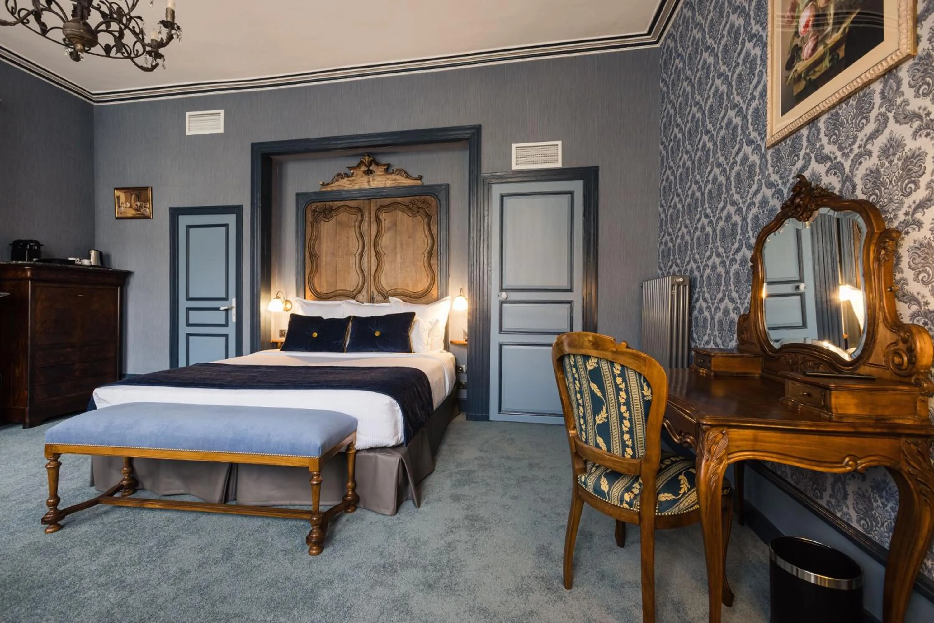 Photo of the whole room, Bed in LE PETIT MANOIR