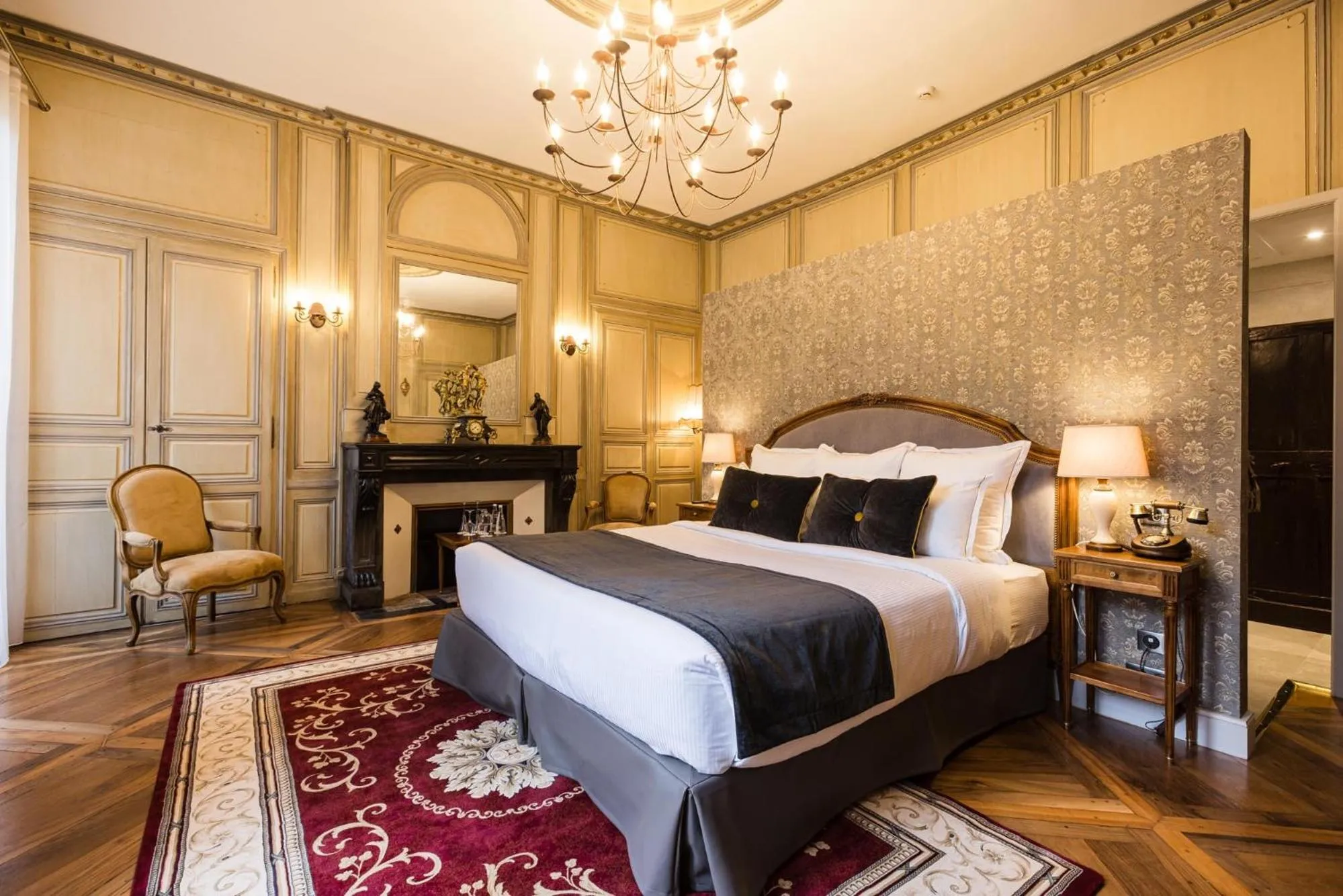 Photo of the whole room, Bed in LE PETIT MANOIR
