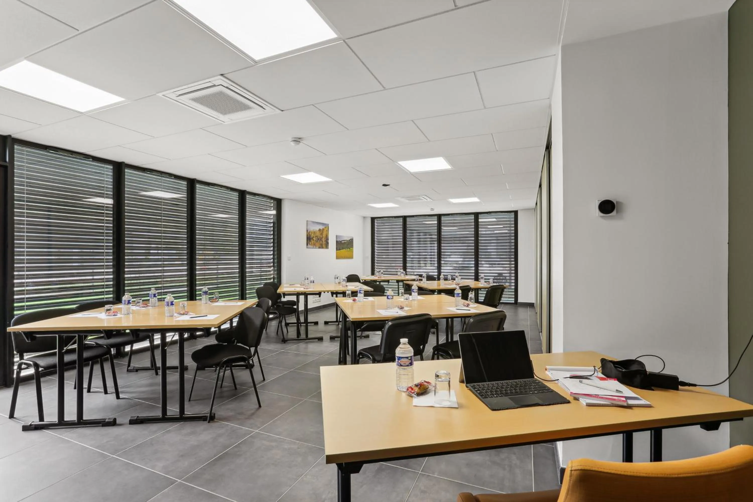 Meeting/conference room in Hôtel Restaurant AKENA Molinges - La Brocatelle