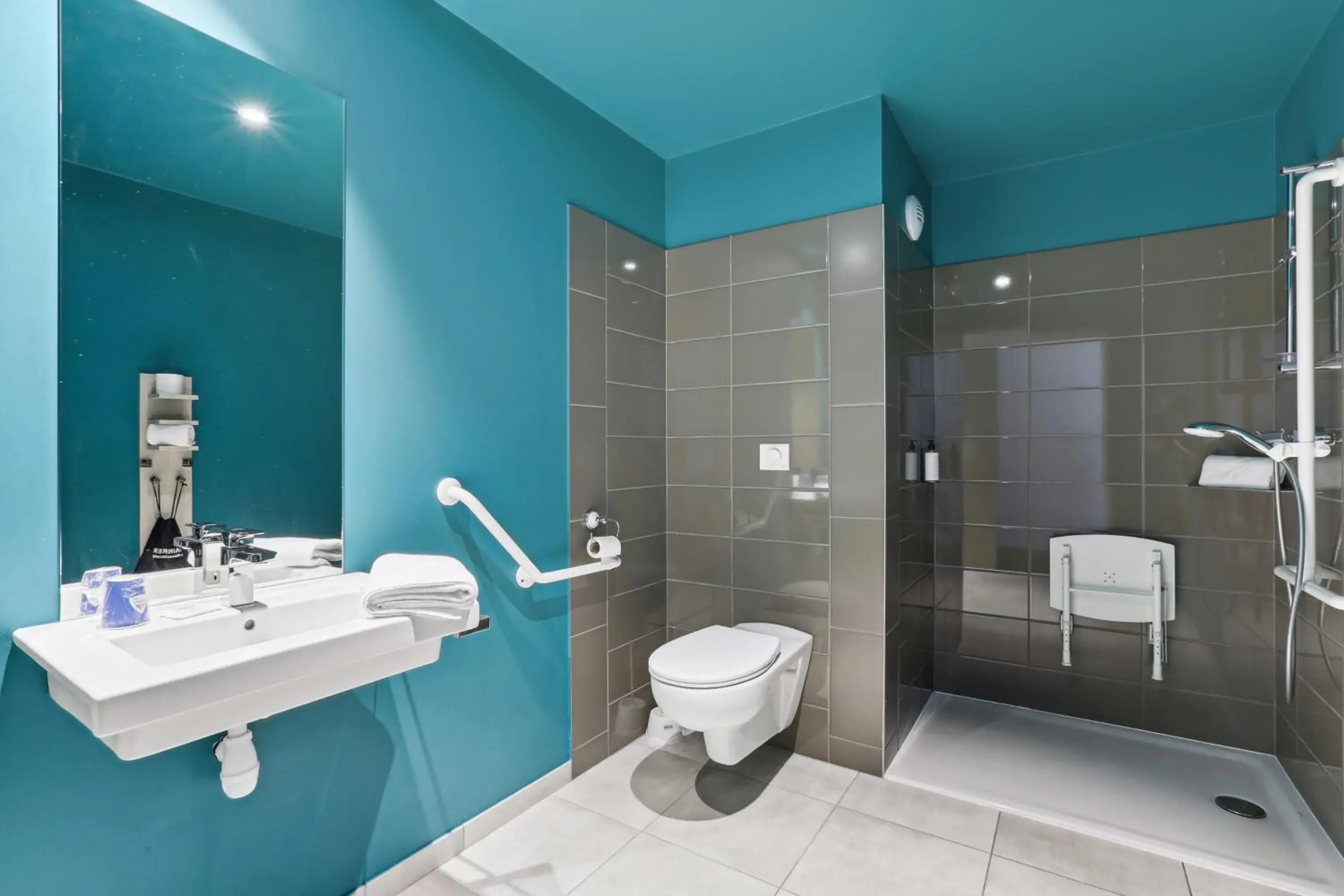 Double Room - Disability Access in Hôtel Restaurant AKENA Molinges - La Brocatelle Double Room - Disability Access in Hôtel Restaurant AKENA Molinges - La Brocatelle