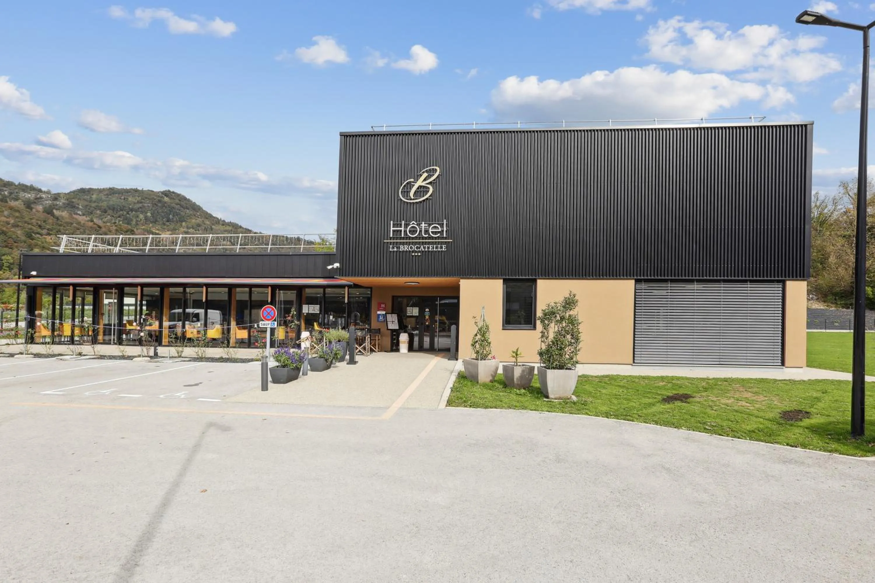 Property building in Hôtel Restaurant AKENA Molinges - La Brocatelle