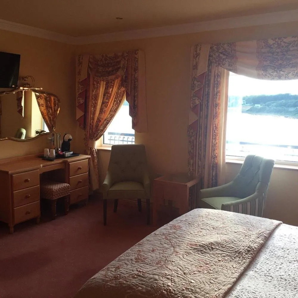 Bedroom, Bed in Atlantic Lodge