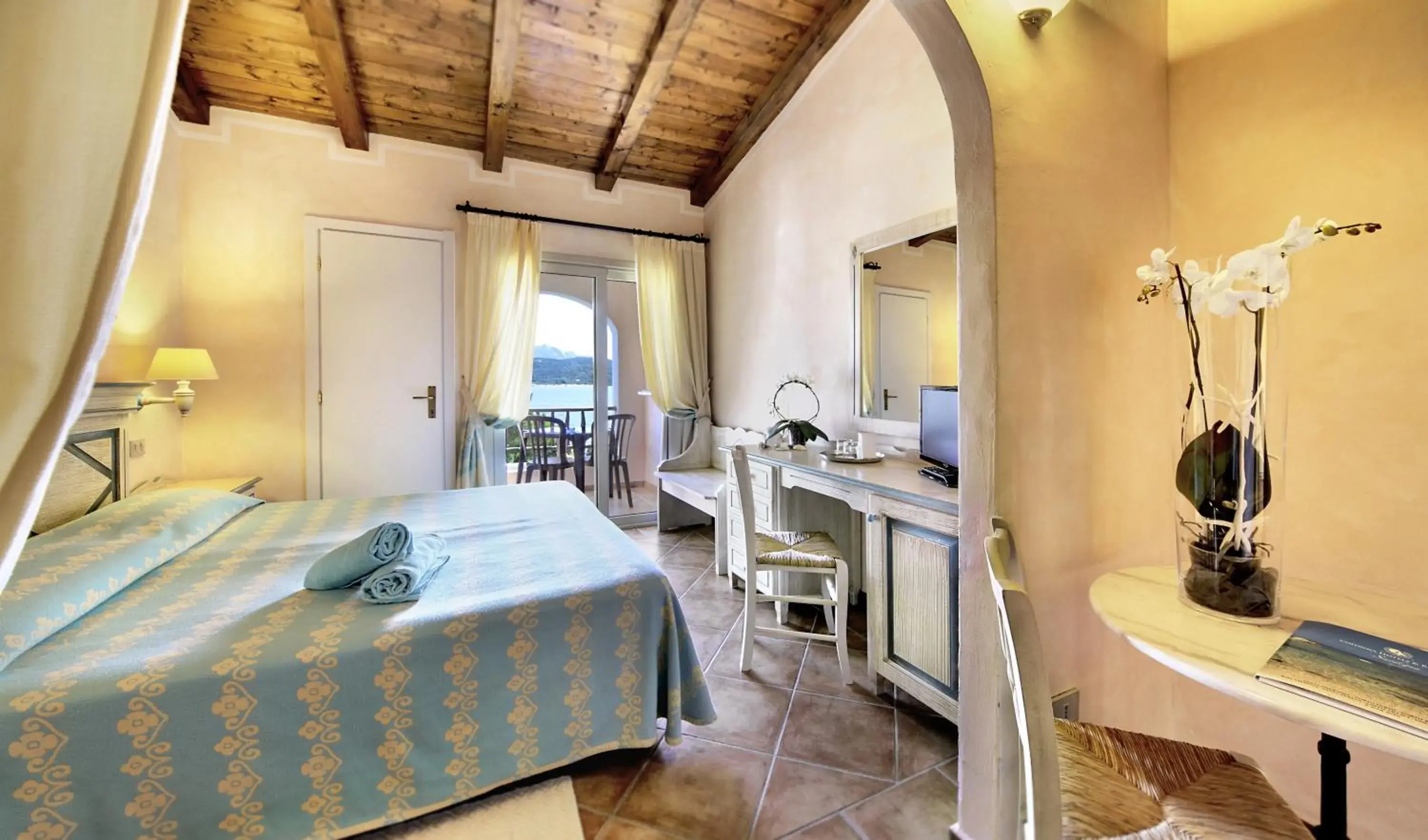 Summer, Bed in Colonna Hotel Du Golf Summer, Bed in Colonna Hotel Du Golf