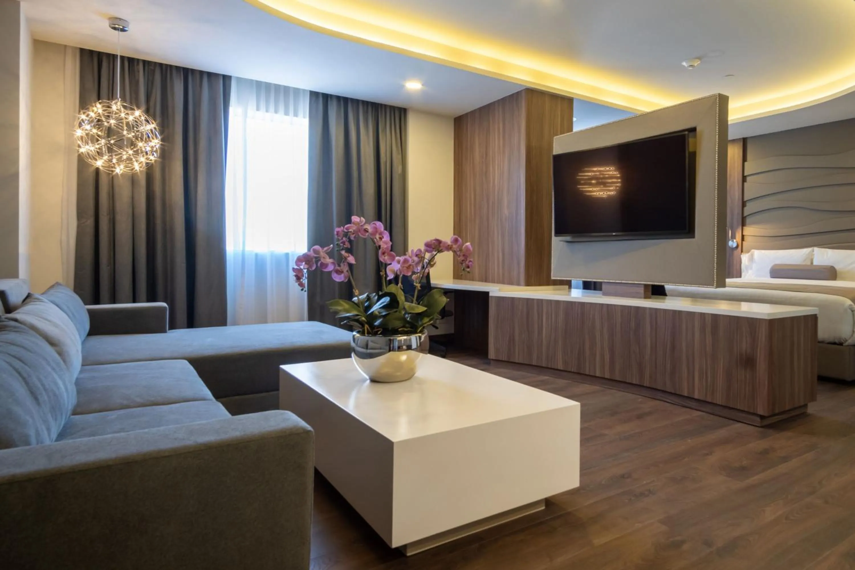 Living room, Bed in Sheraton Guadalajara Expo