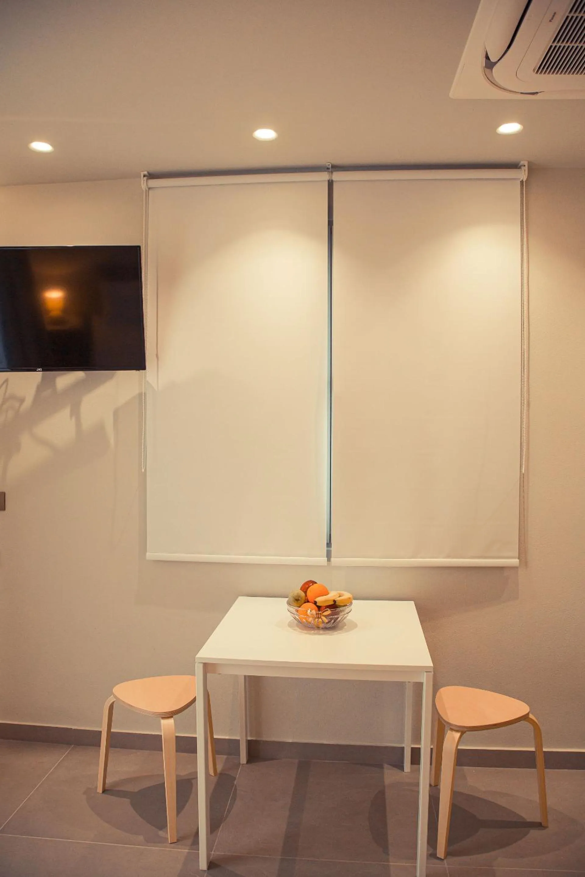 TV and multimedia in IO Luxury Pool & Hot Tub Suites