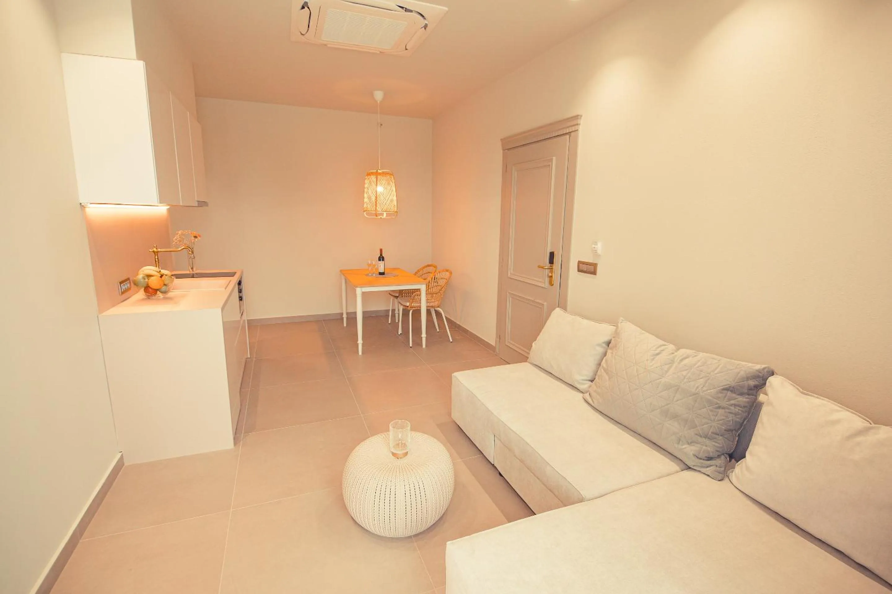 Living room in IO Luxury Pool & Hot Tub Suites