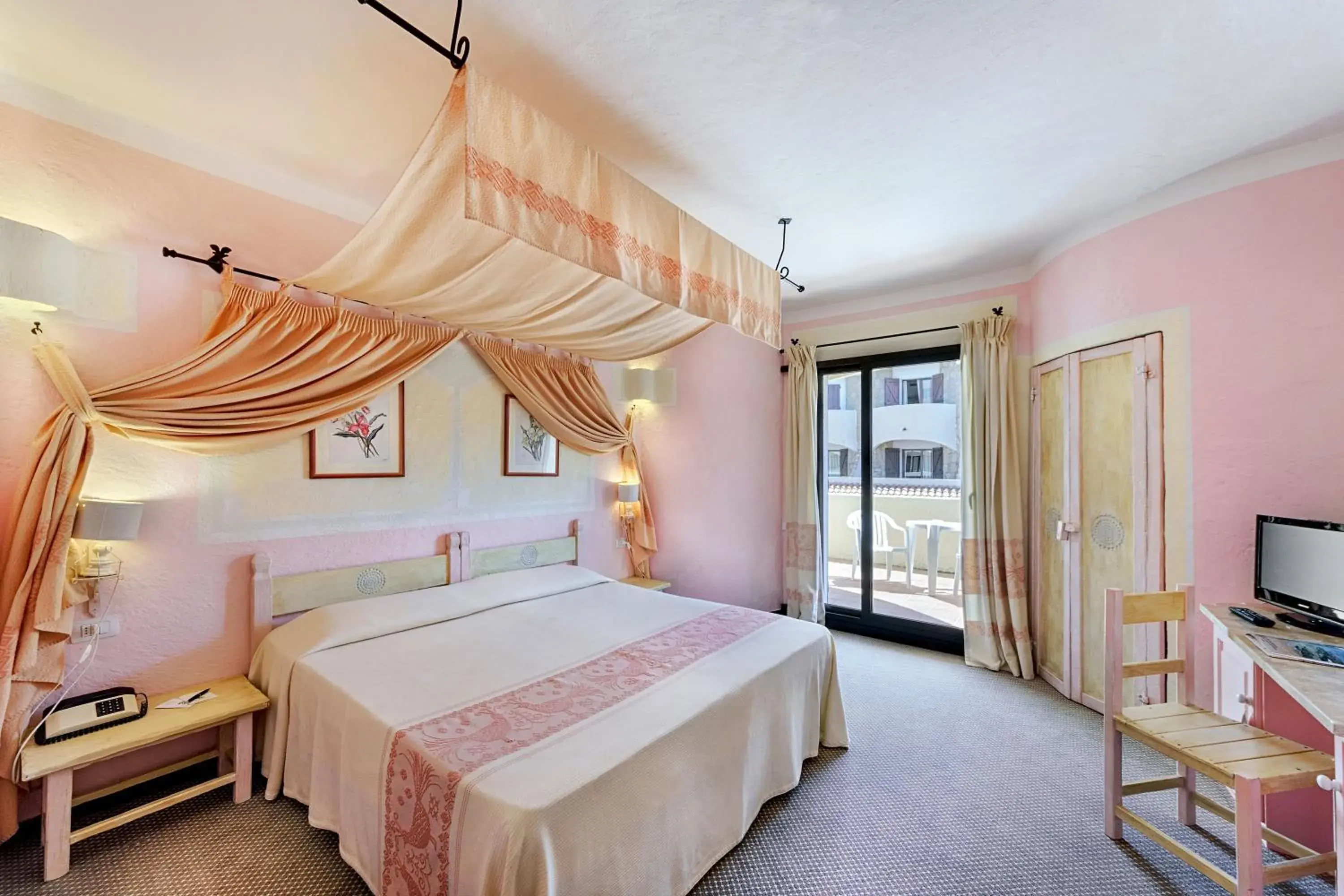 Bed in Grand Hotel Smeraldo Beach Bed in Grand Hotel Smeraldo Beach