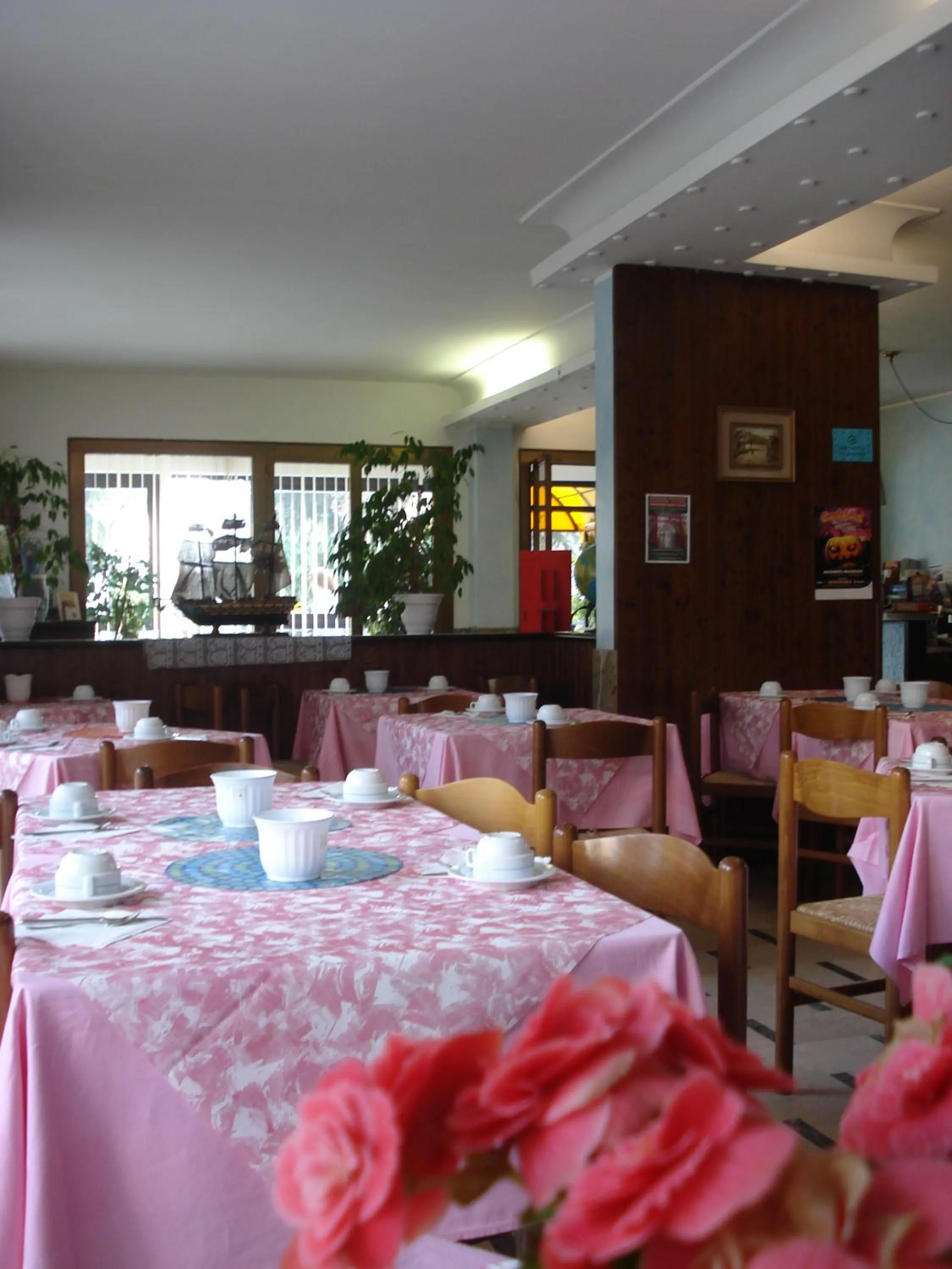 Restaurant/places to eat in Hotel Primavera