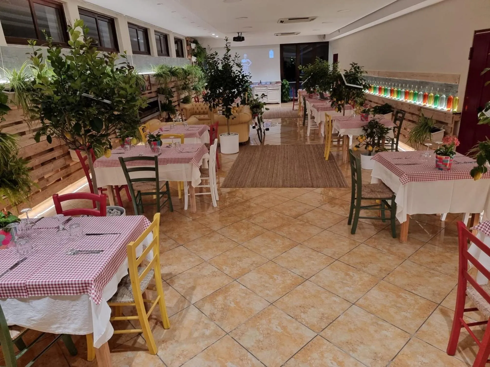 Restaurant/places to eat in Ranch Palace Hotel