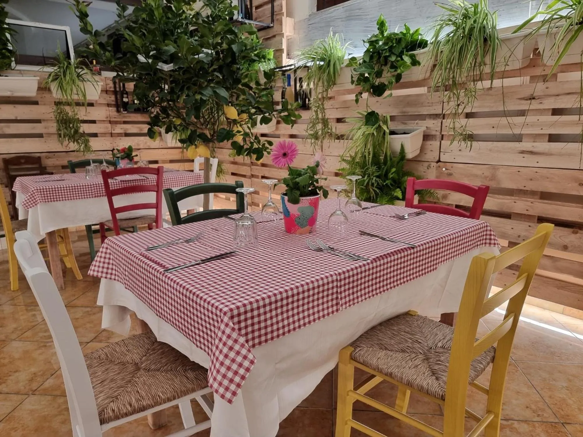 Restaurant/places to eat in Ranch Palace Hotel