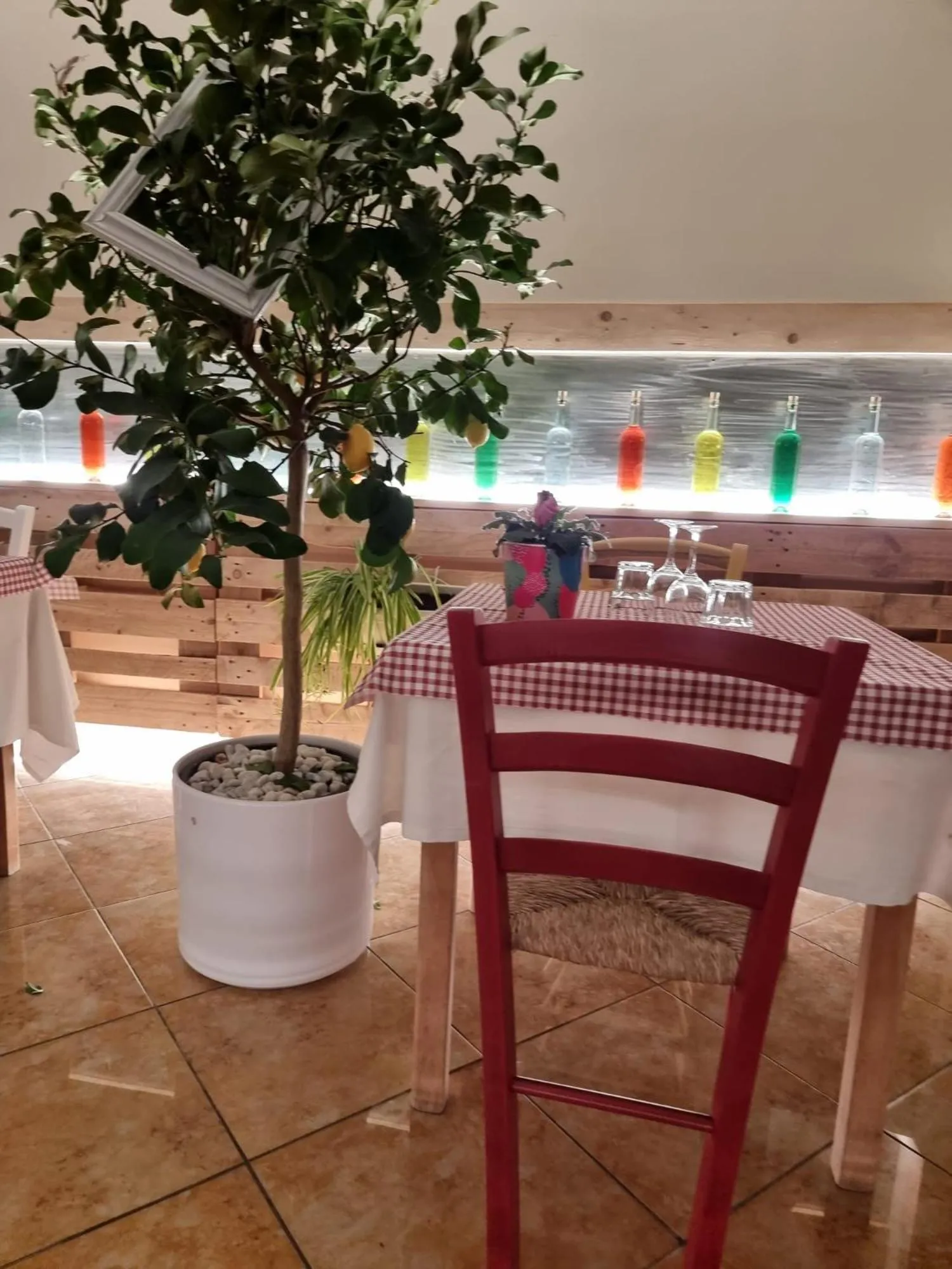 Restaurant/places to eat in Ranch Palace Hotel
