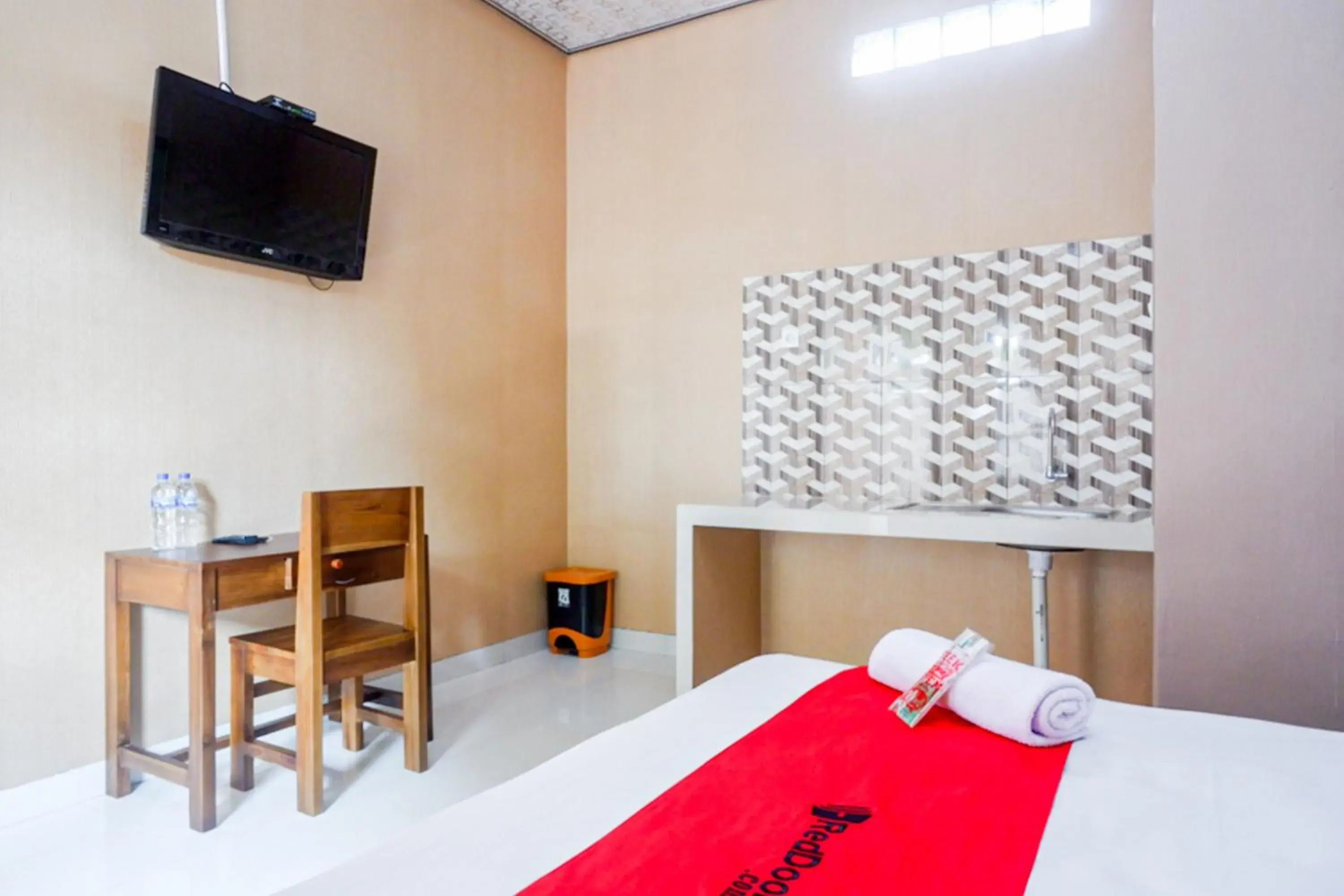 Bedroom, Bed in RedDoorz Syariah near Stasiun Gumilir Cilacap Bedroom, Bed in RedDoorz Syariah near Stasiun Gumilir Cilacap