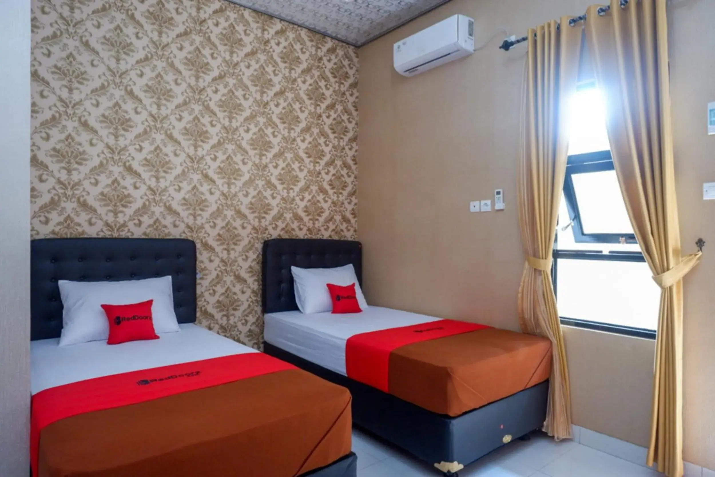 Bed in RedDoorz Syariah near Stasiun Gumilir Cilacap Bed in RedDoorz Syariah near Stasiun Gumilir Cilacap