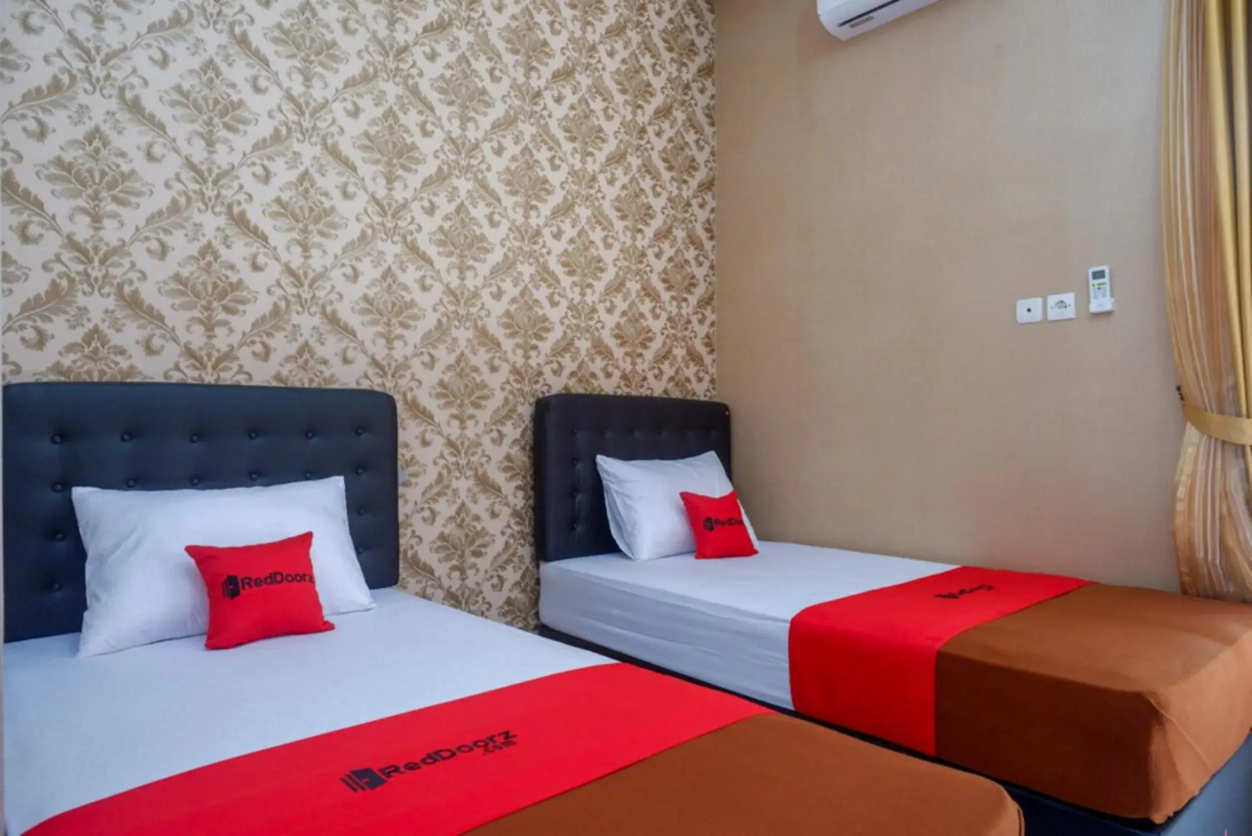 Bed in RedDoorz Syariah near Stasiun Gumilir Cilacap Bed in RedDoorz Syariah near Stasiun Gumilir Cilacap