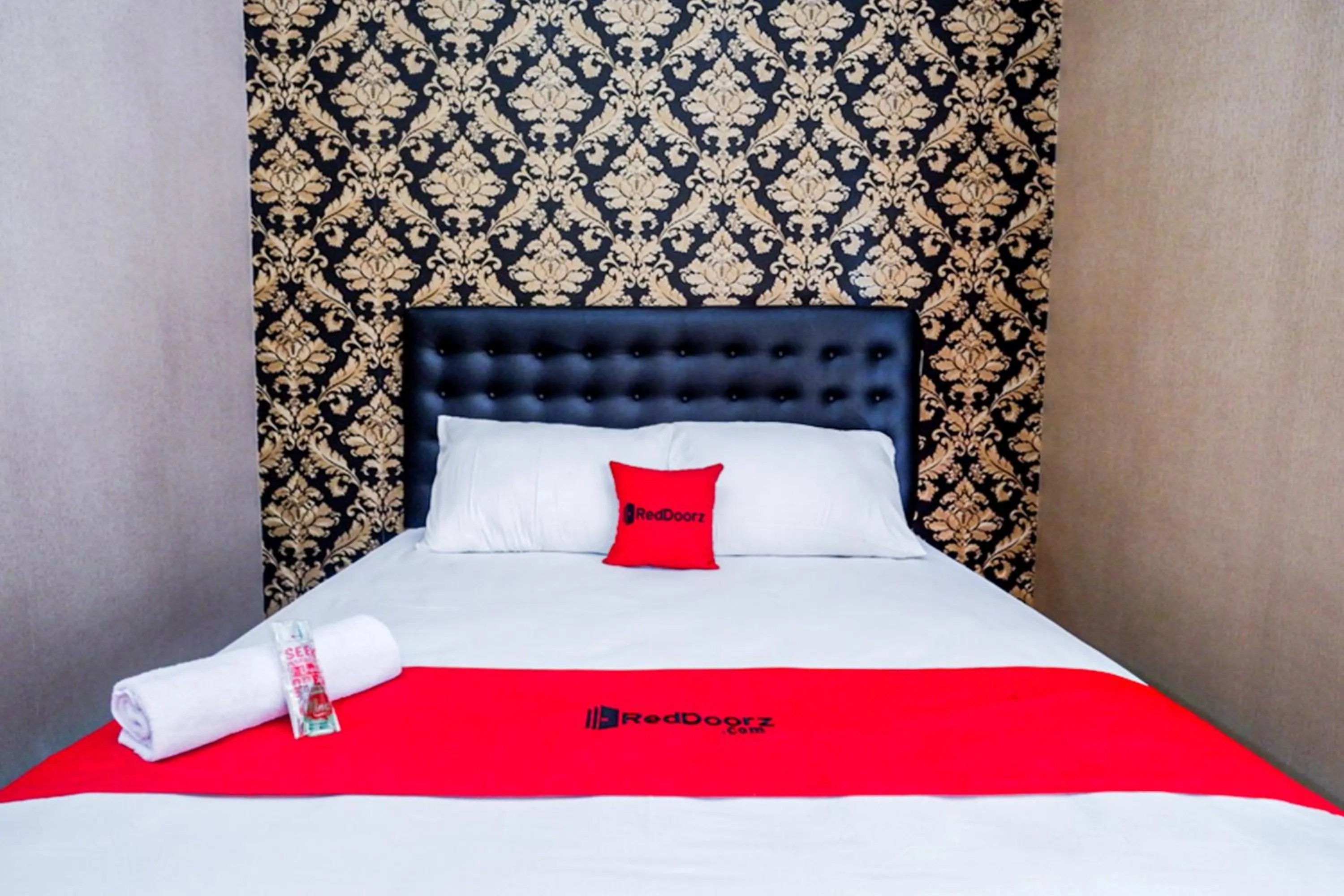 Bedroom, Bed in RedDoorz Syariah near Stasiun Gumilir Cilacap