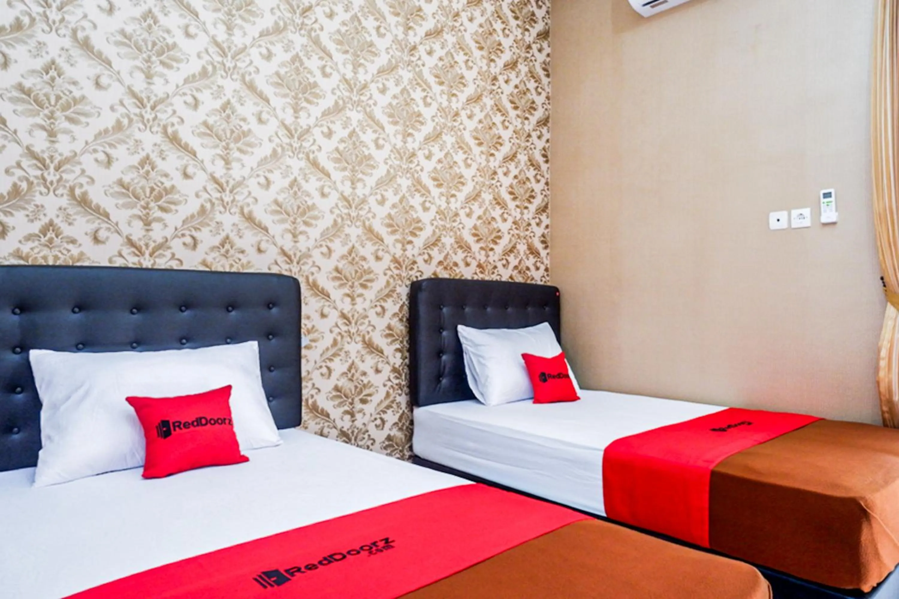Bedroom, Bed in RedDoorz Syariah near Stasiun Gumilir Cilacap
