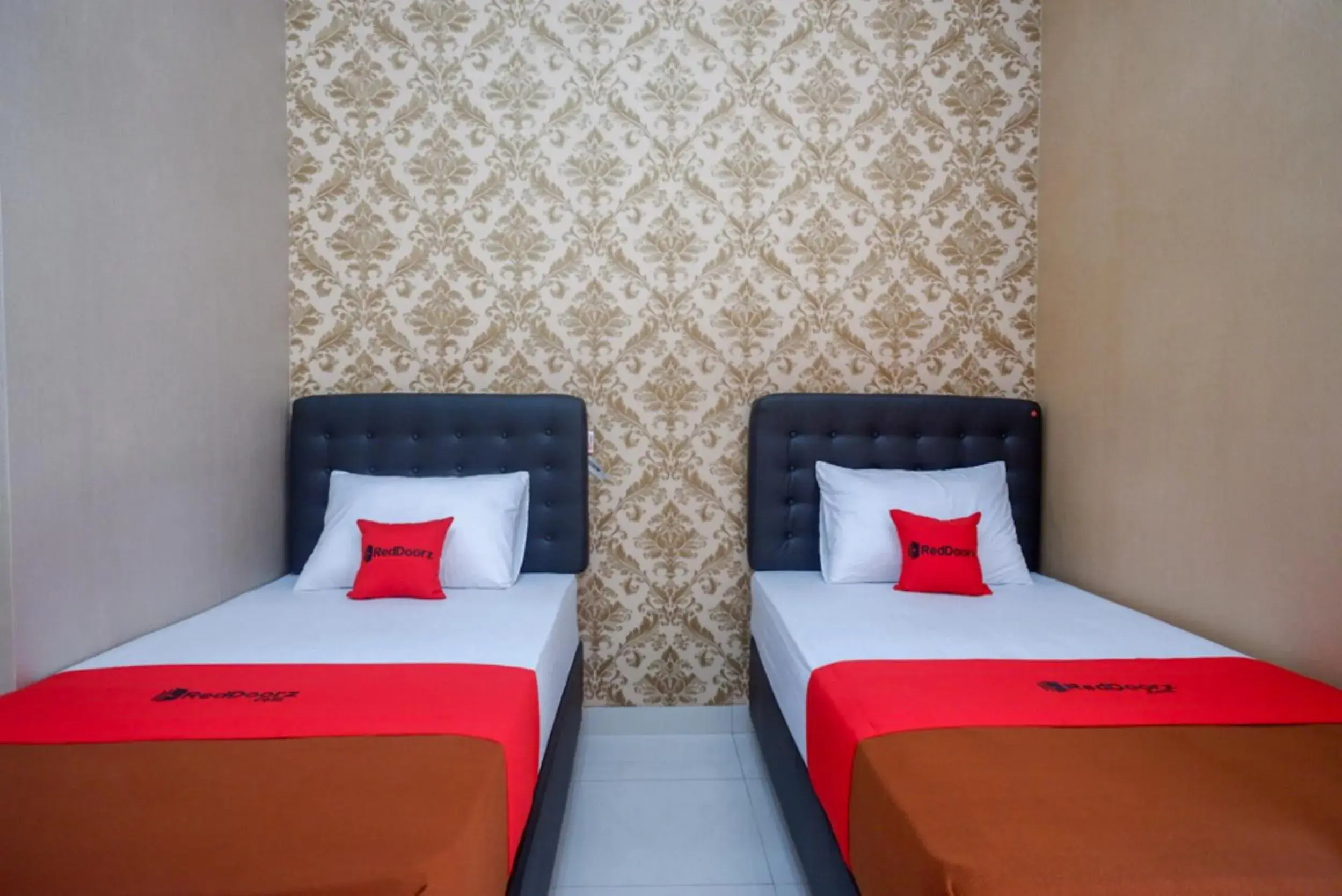 Twin Room in RedDoorz Syariah near Stasiun Gumilir Cilacap Twin Room in RedDoorz Syariah near Stasiun Gumilir Cilacap