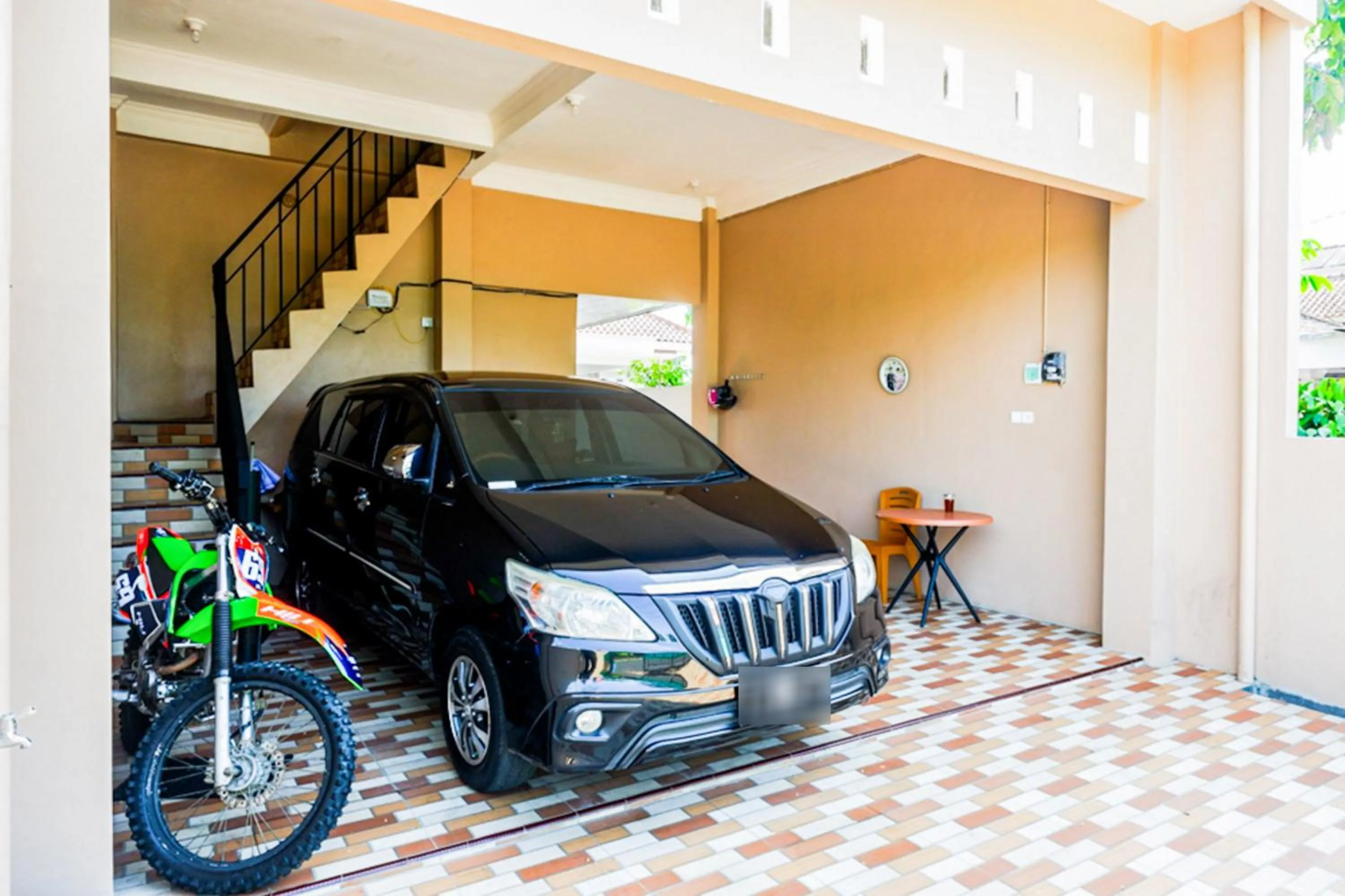 Parking in RedDoorz Syariah near Stasiun Gumilir Cilacap