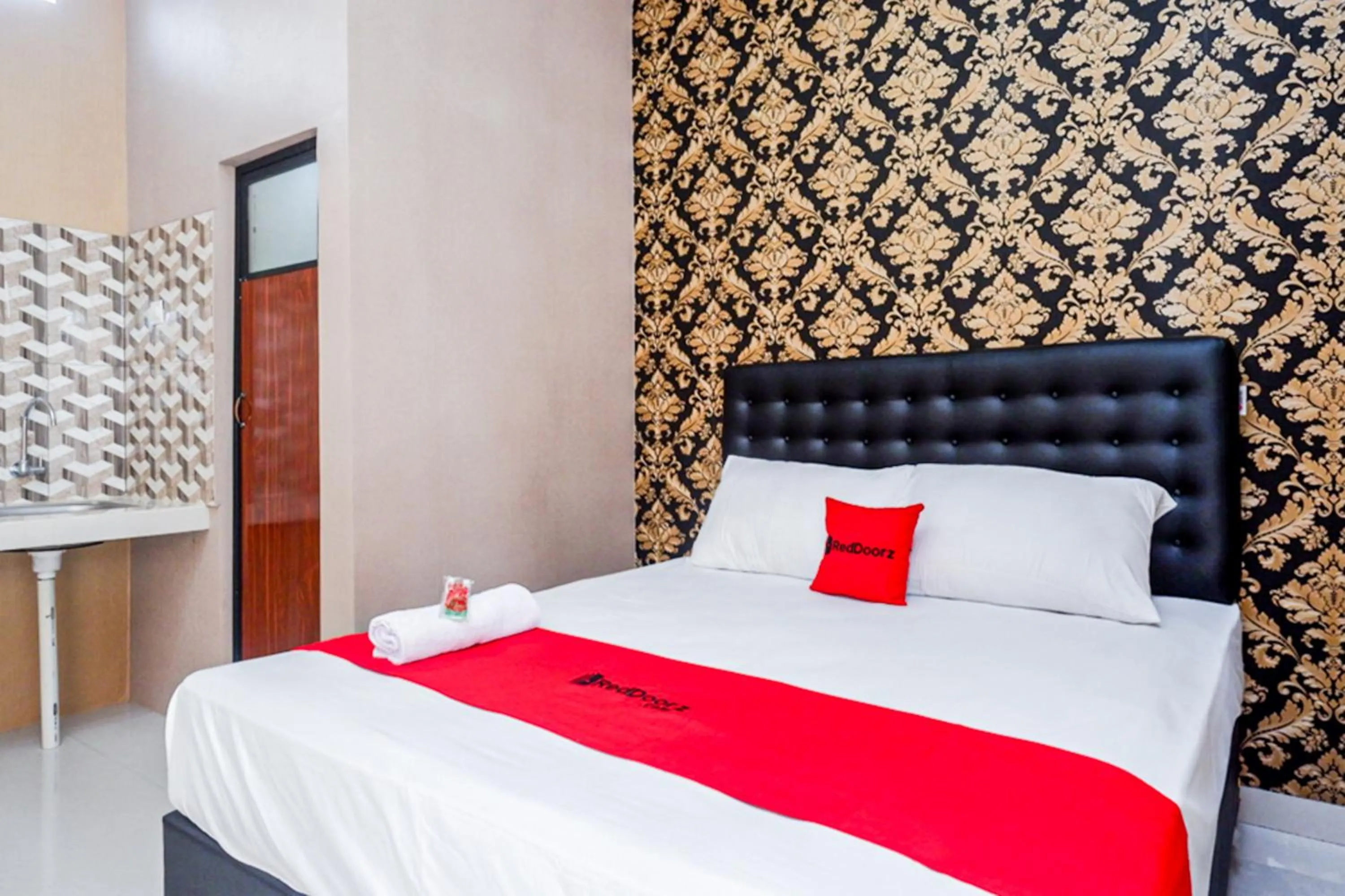 Bedroom, Bed in RedDoorz Syariah near Stasiun Gumilir Cilacap