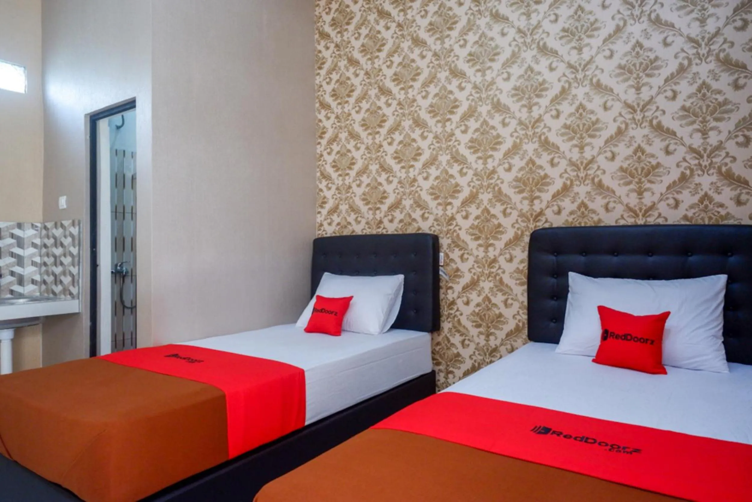 Bed in RedDoorz Syariah near Stasiun Gumilir Cilacap