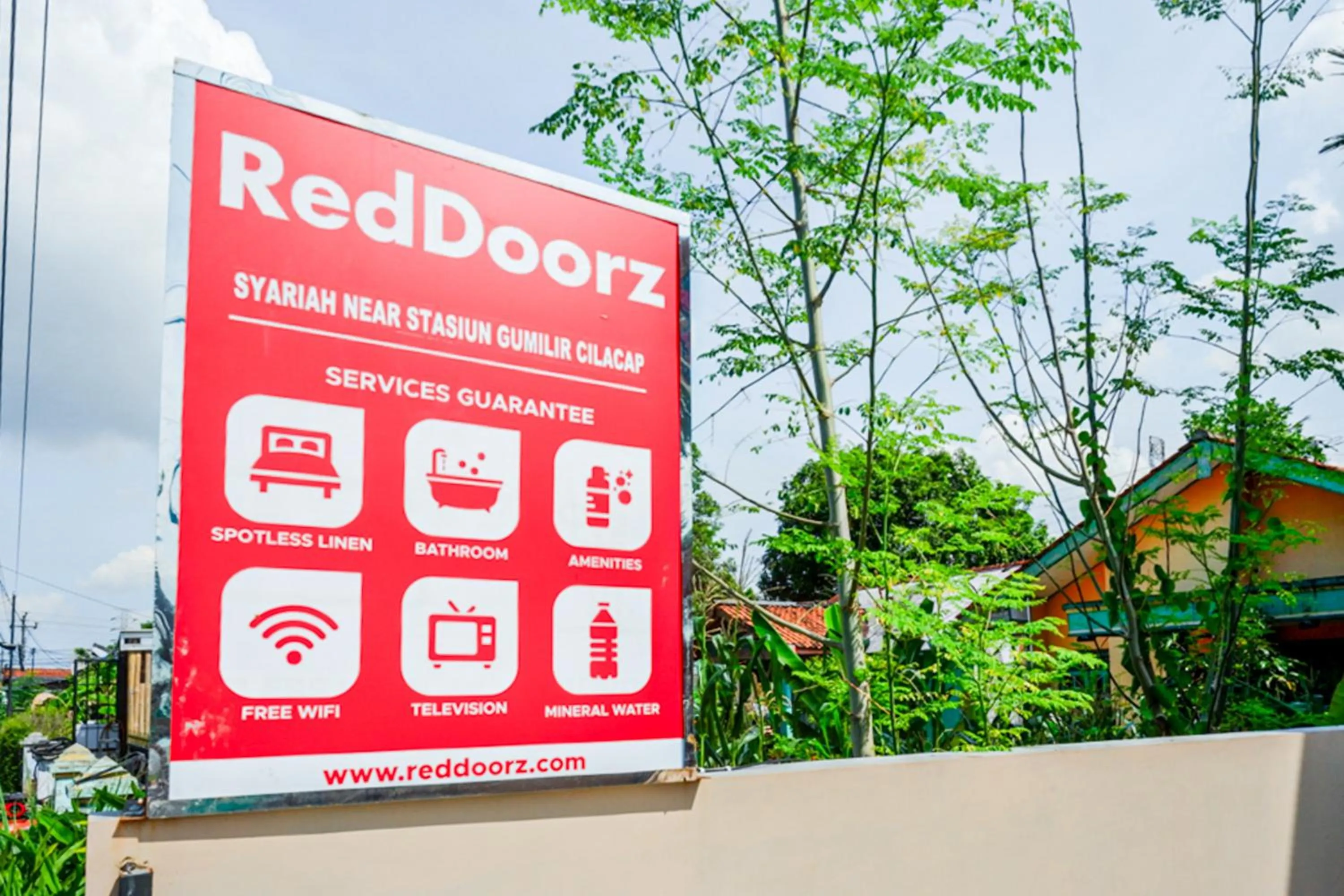 Property logo or sign in RedDoorz Syariah near Stasiun Gumilir Cilacap