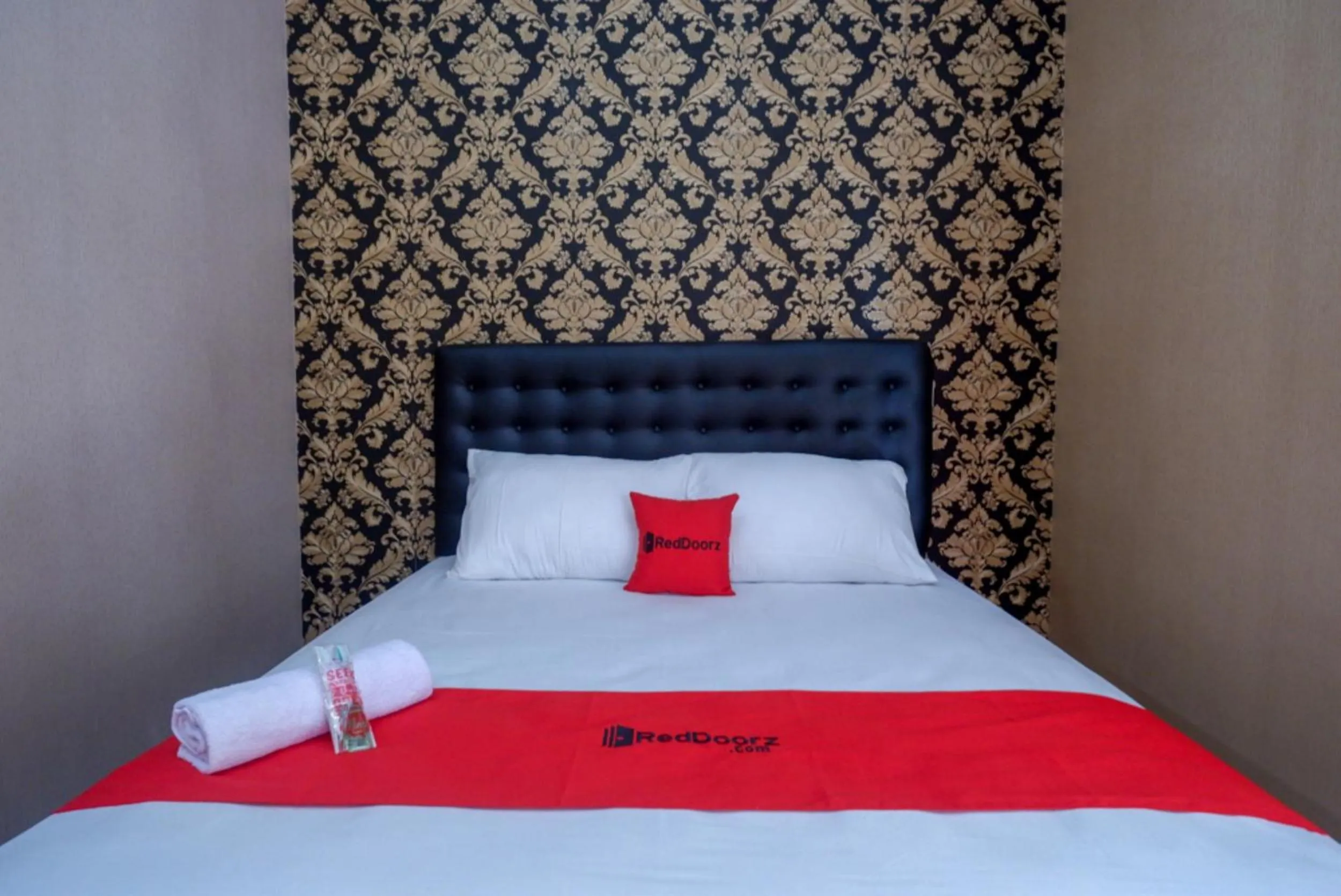 Bed in RedDoorz Syariah near Stasiun Gumilir Cilacap