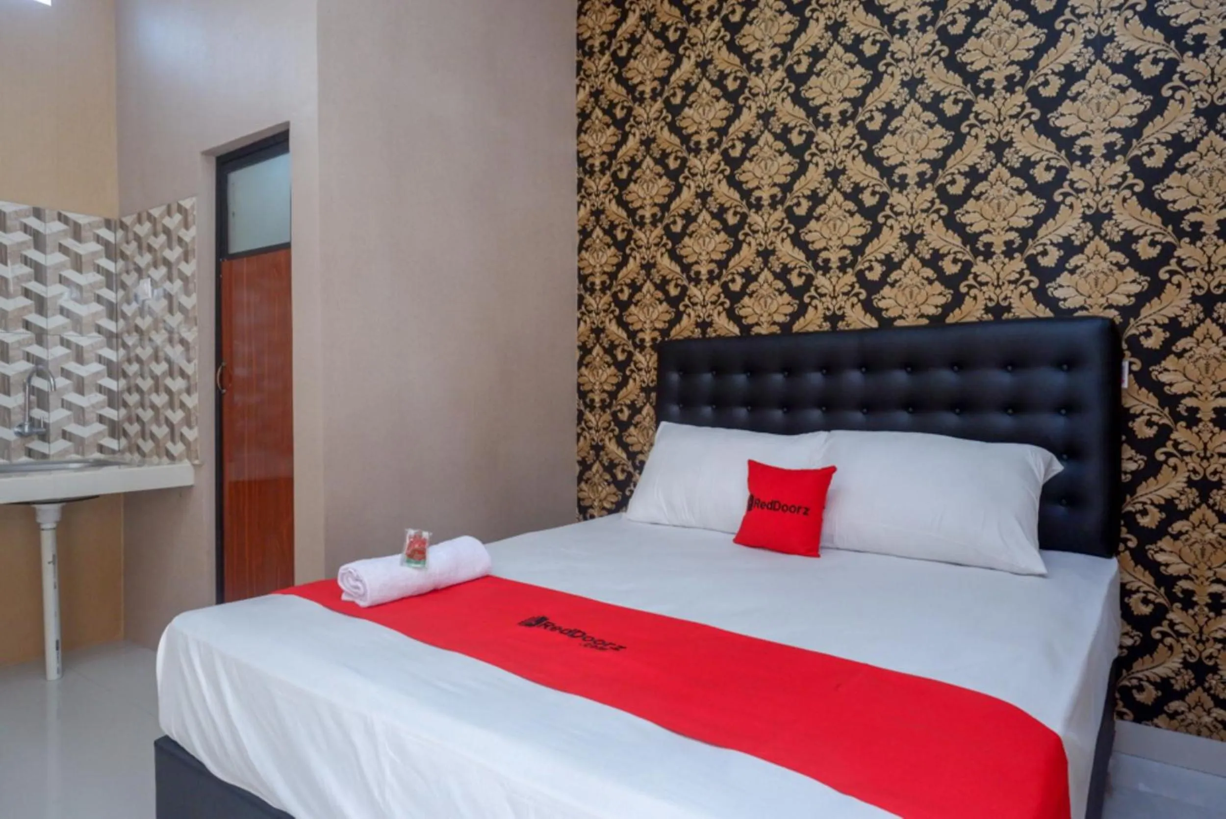 Bed in RedDoorz Syariah near Stasiun Gumilir Cilacap