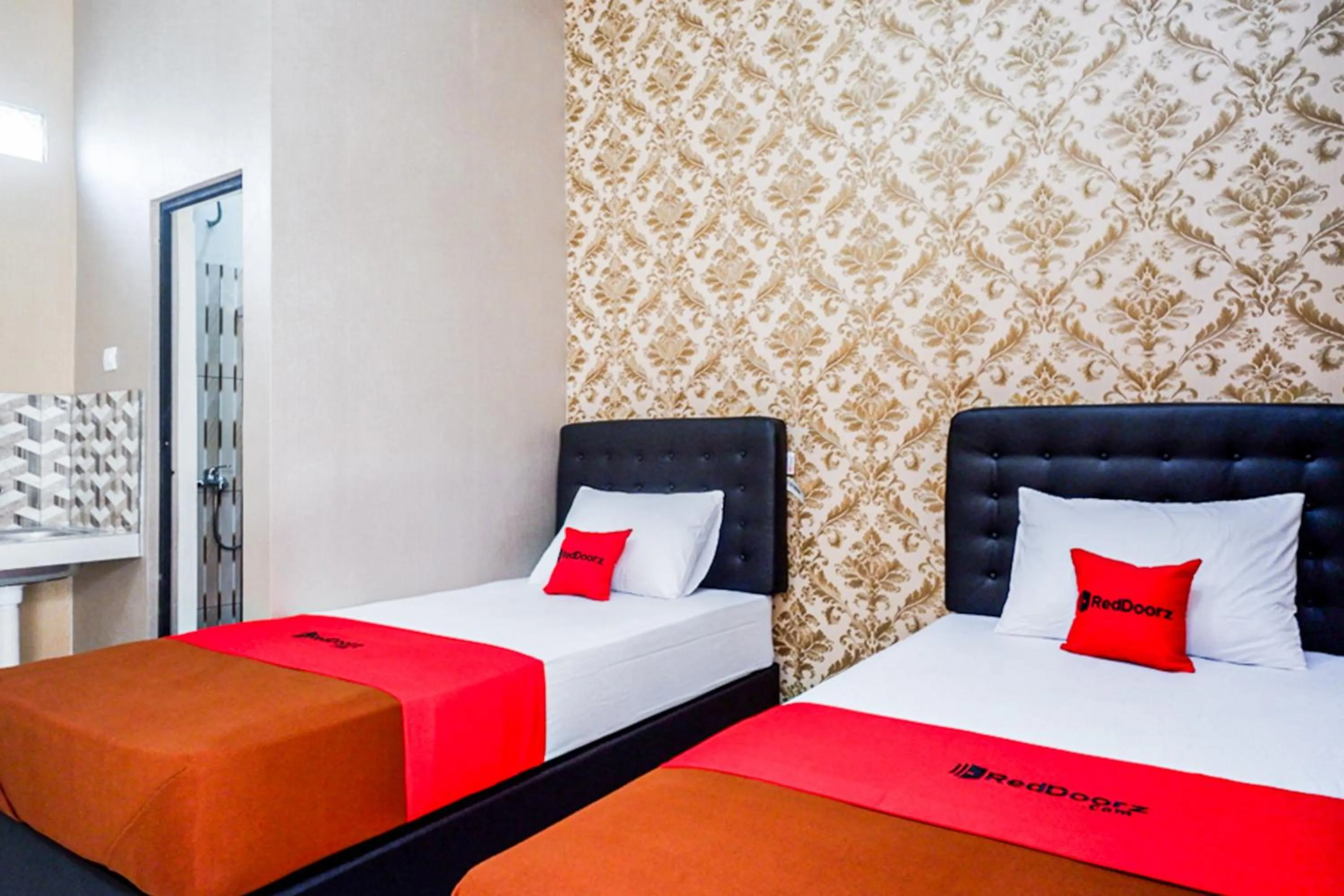 Bedroom, Bed in RedDoorz Syariah near Stasiun Gumilir Cilacap