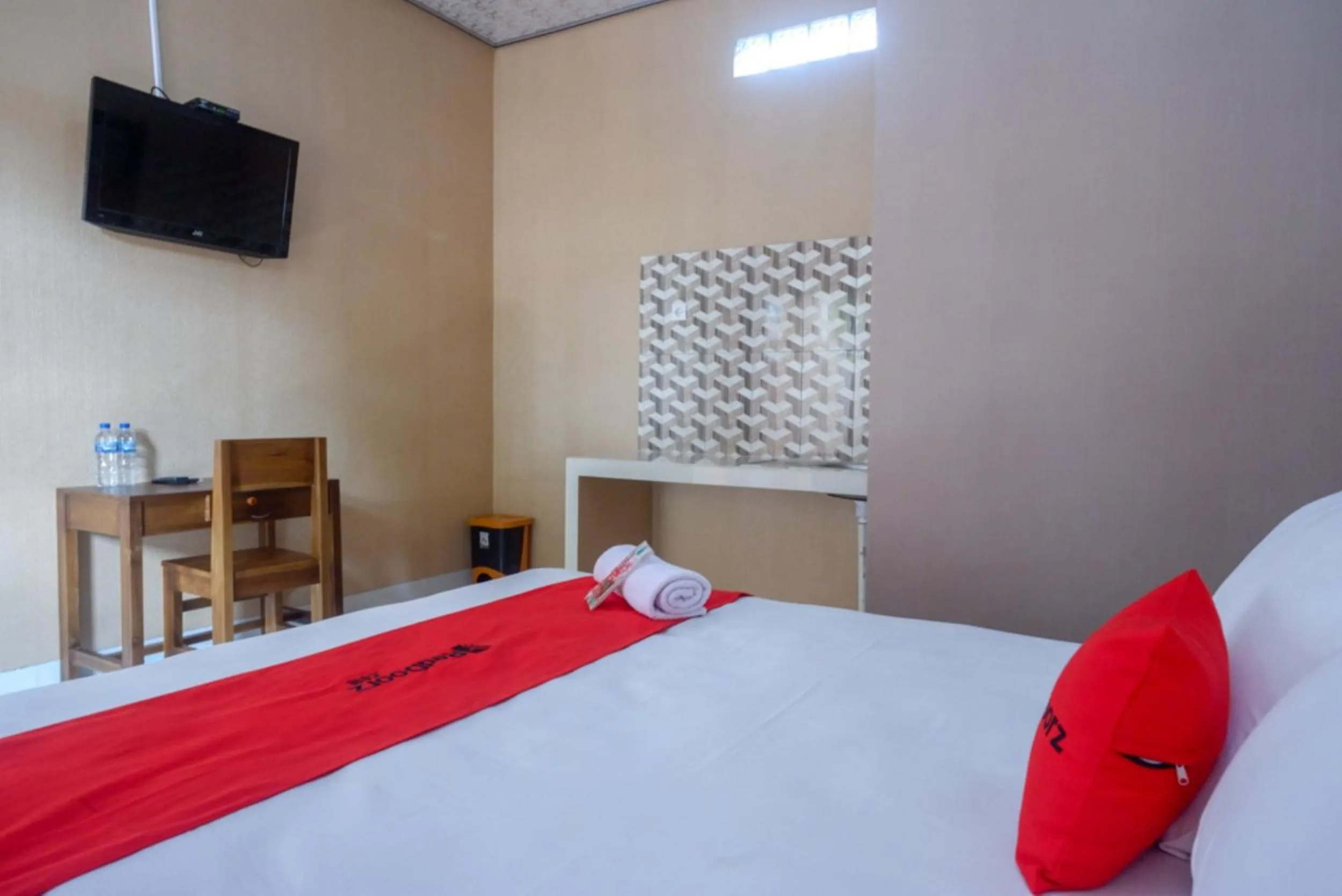 Bed in RedDoorz Syariah near Stasiun Gumilir Cilacap