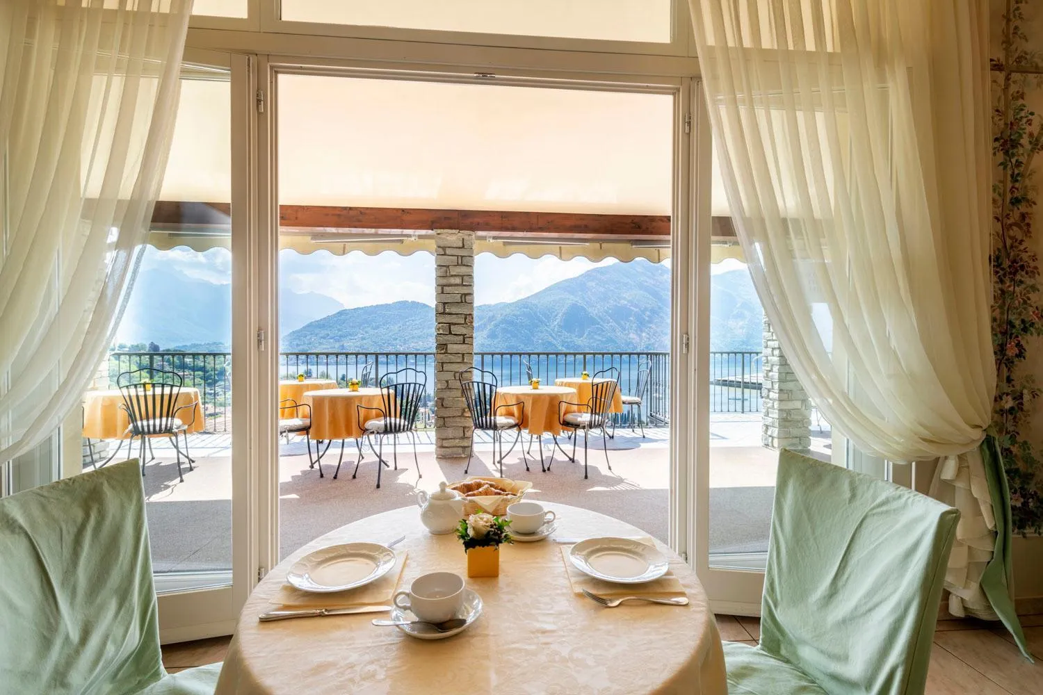 Restaurant/places to eat in Hotel La Perla