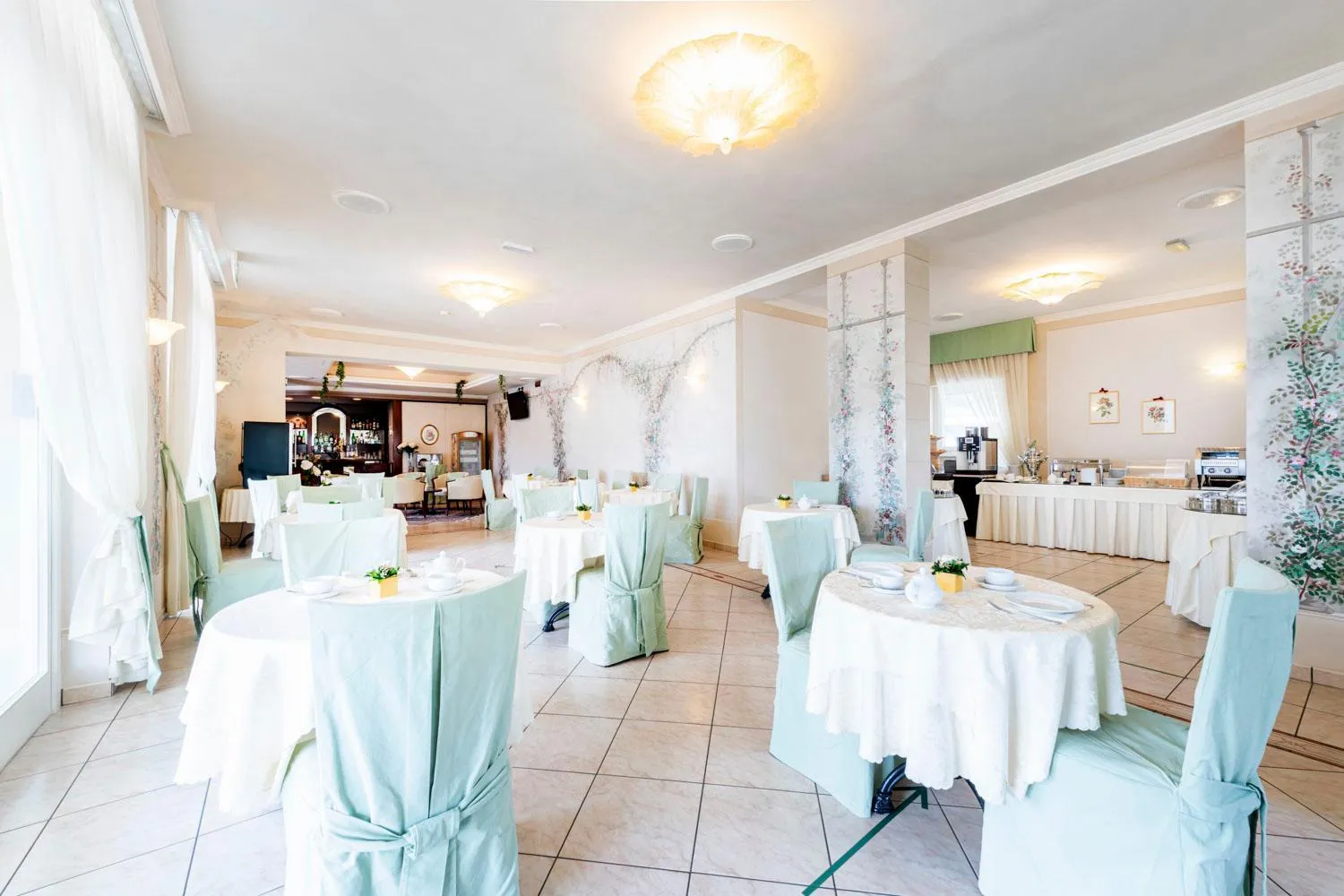 Restaurant/places to eat in Hotel La Perla