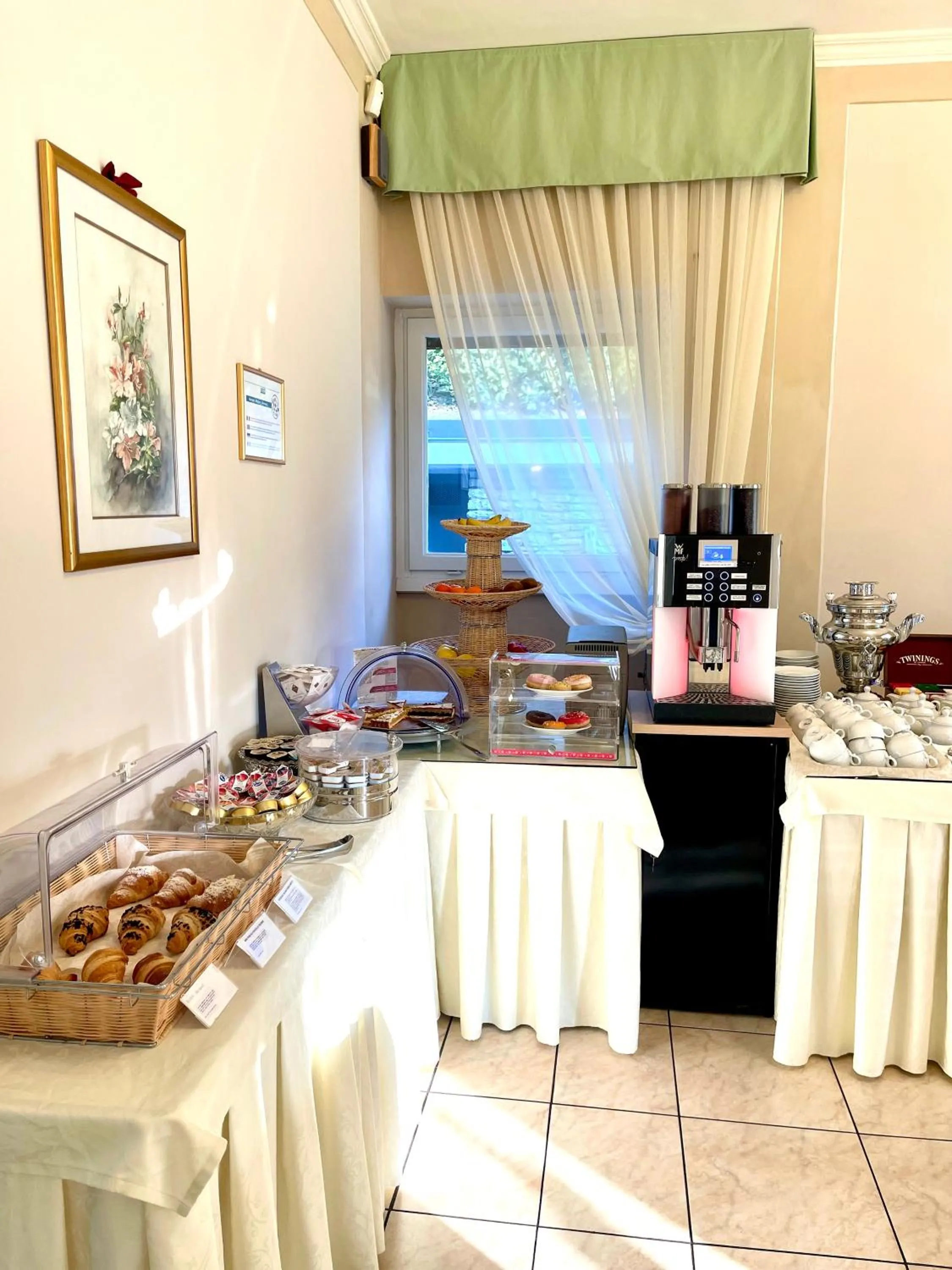 Breakfast in Hotel La Perla