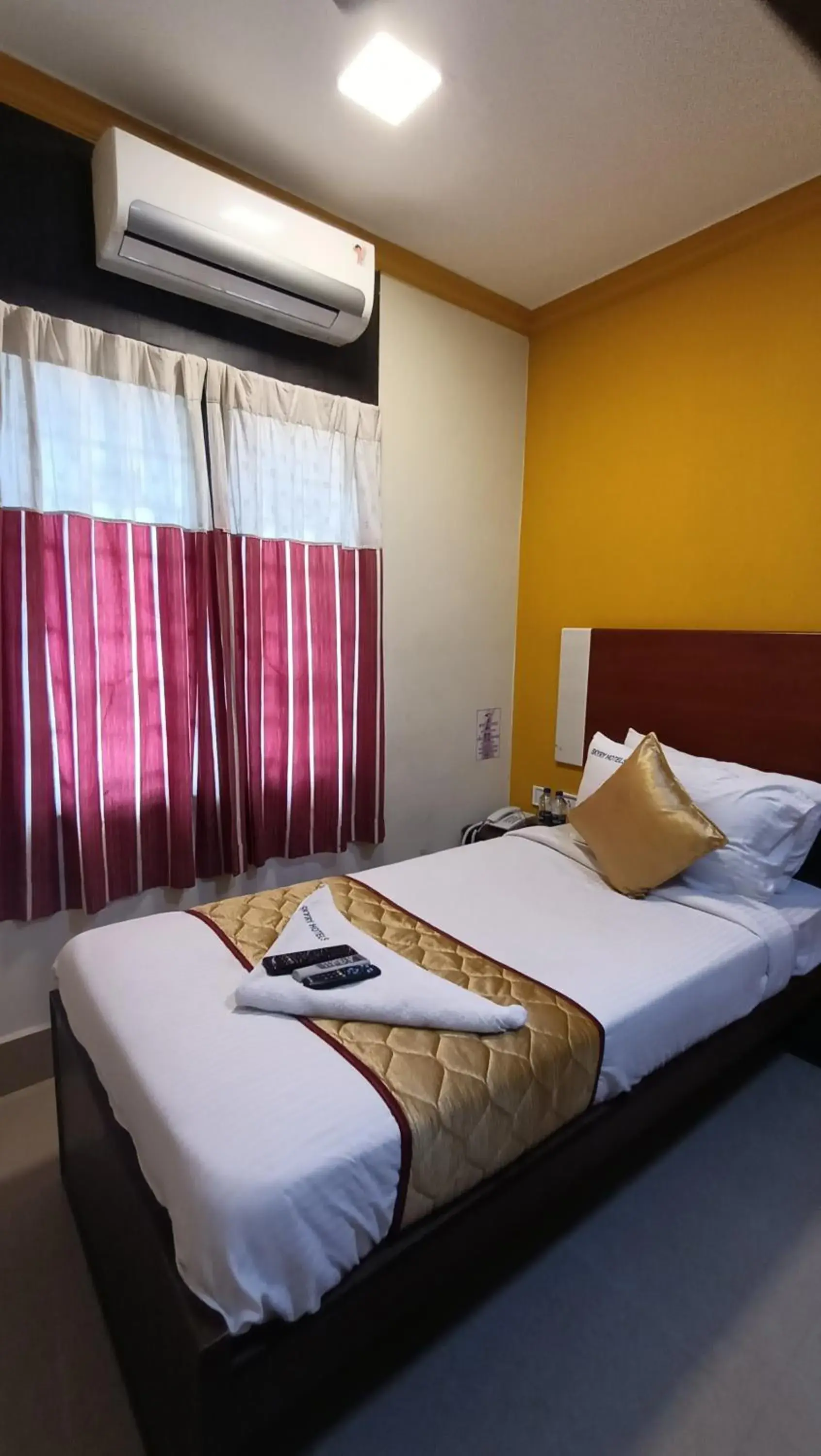 Bed in Skyry Hotels Adyar Bed in Skyry Hotels Adyar