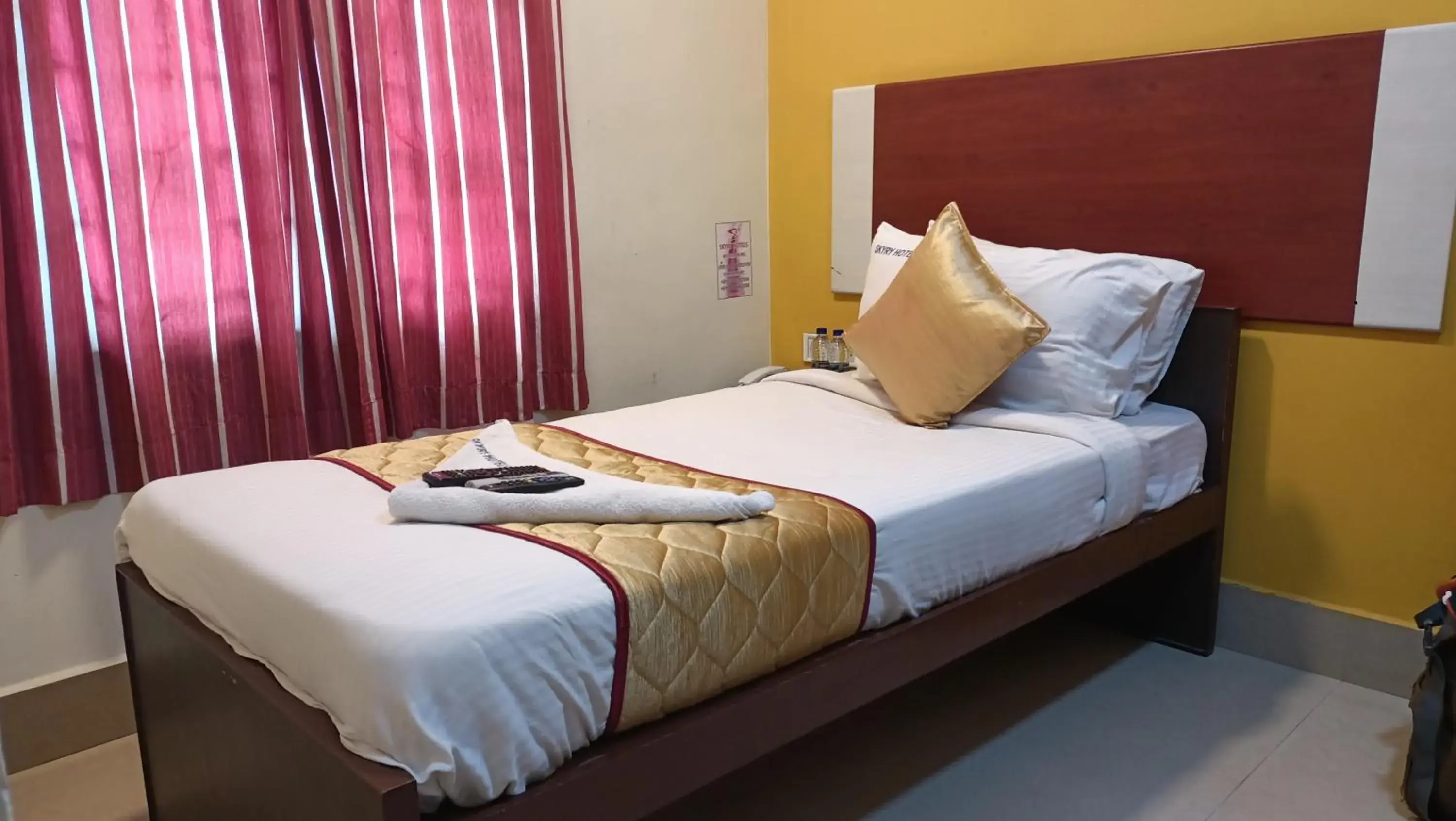 Bed in Skyry Hotels Adyar Bed in Skyry Hotels Adyar