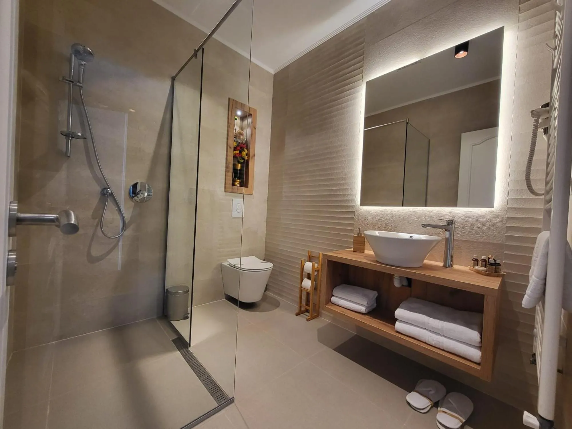 Deluxe Double Room with Bath in Hotel Excellence