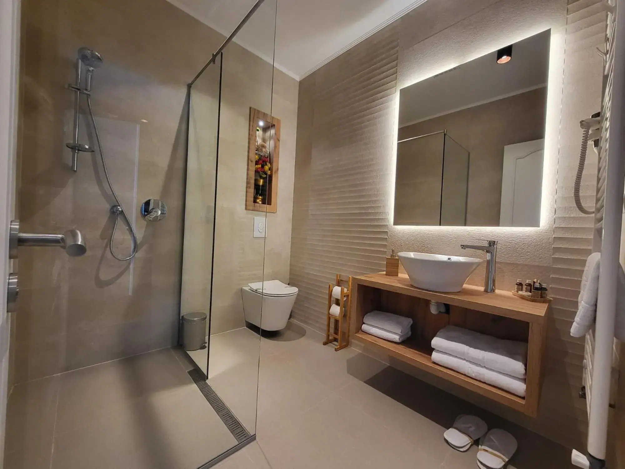 Deluxe Double Room with Bath in Hotel Excellence Deluxe Double Room with Bath in Hotel Excellence