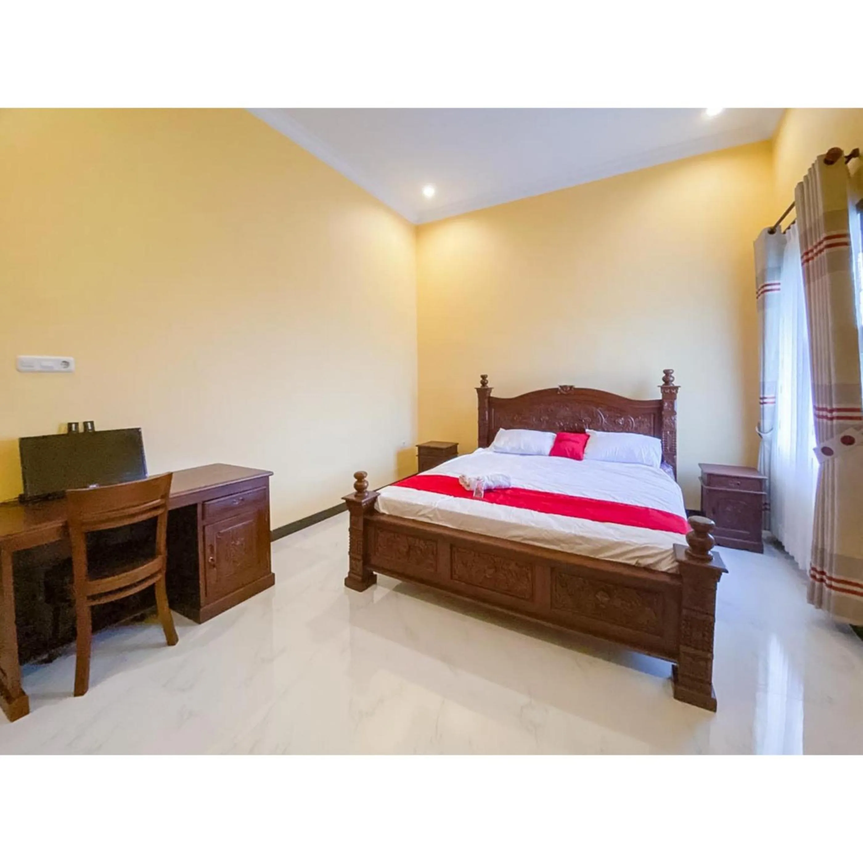 Bed in RedDoorz Syariah near RSUD Kota Malang