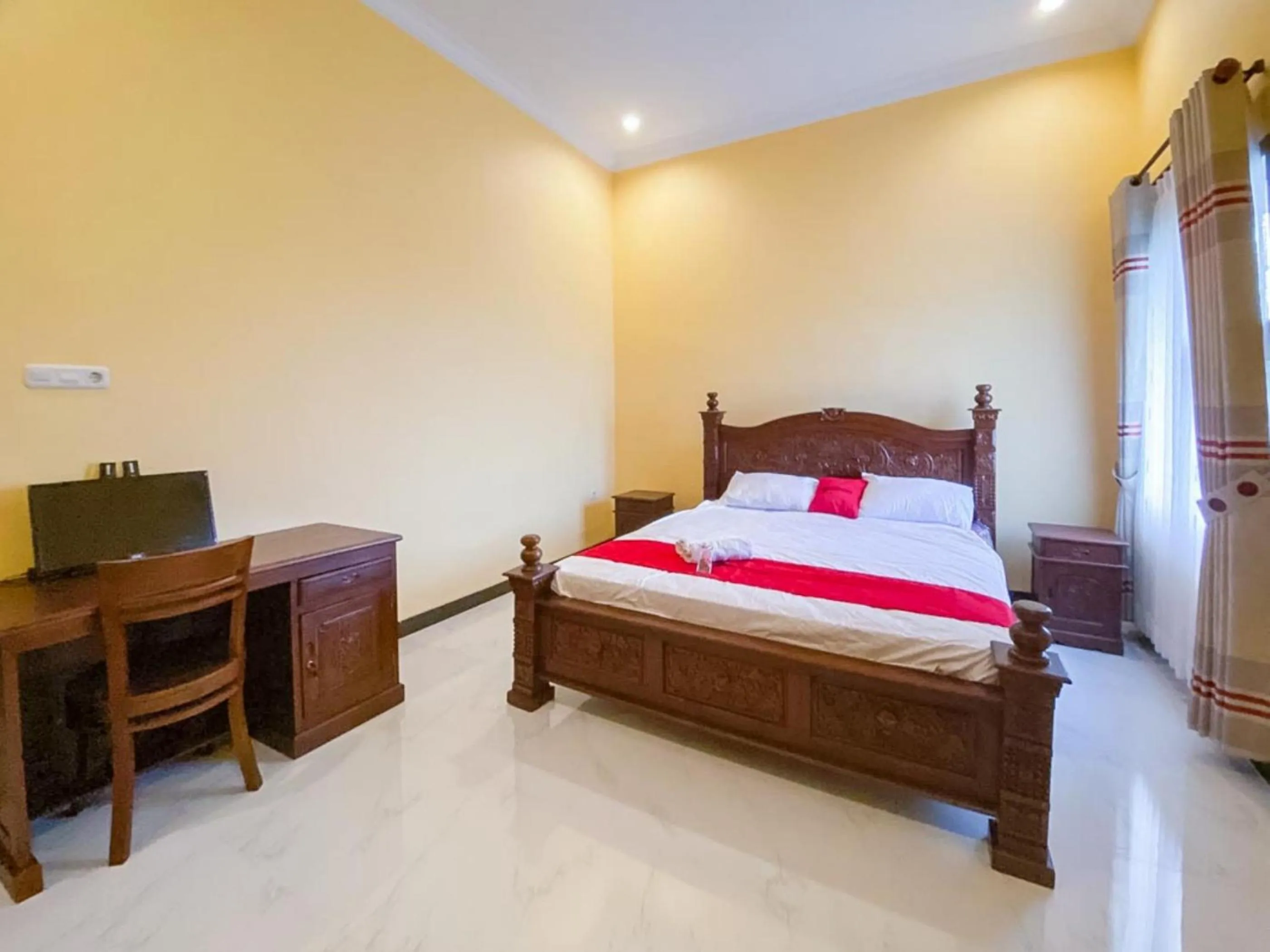 Bed in RedDoorz Syariah near RSUD Kota Malang