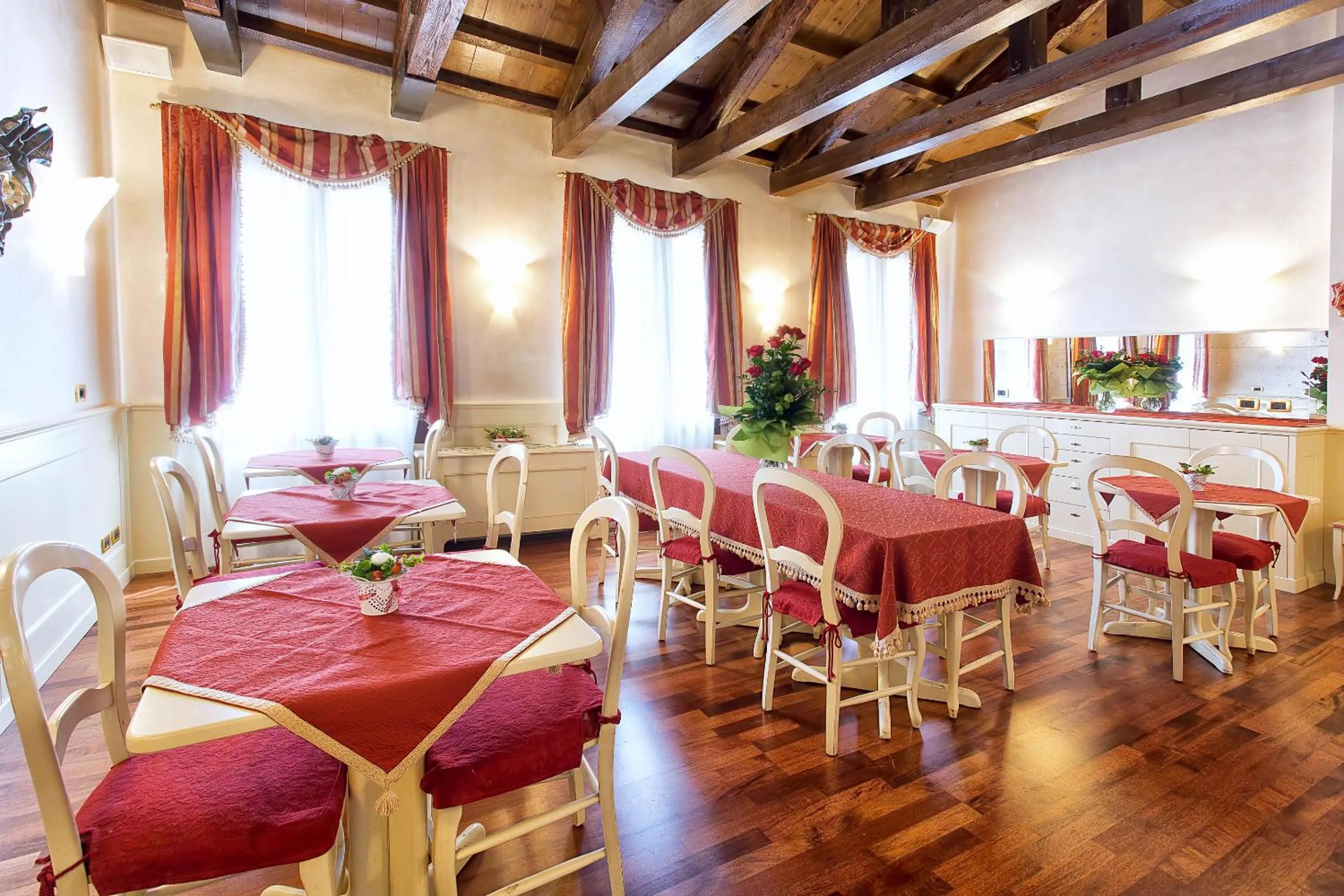 Communal lounge/ TV room in Ca' San Polo - Ferretti Hotels Collection