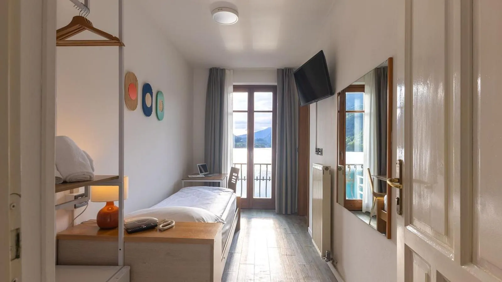 Lake view, Bed in Hotel Lido