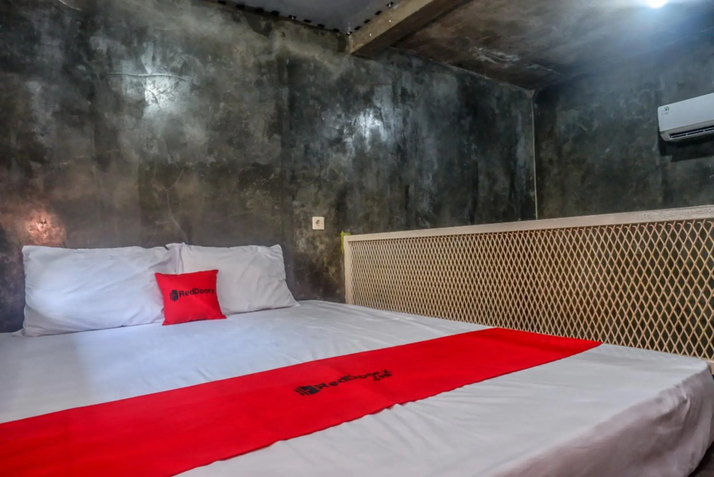 Bedroom, Bed in RedDoorz near Jumbo Mall Sragen Bedroom, Bed in RedDoorz near Jumbo Mall Sragen