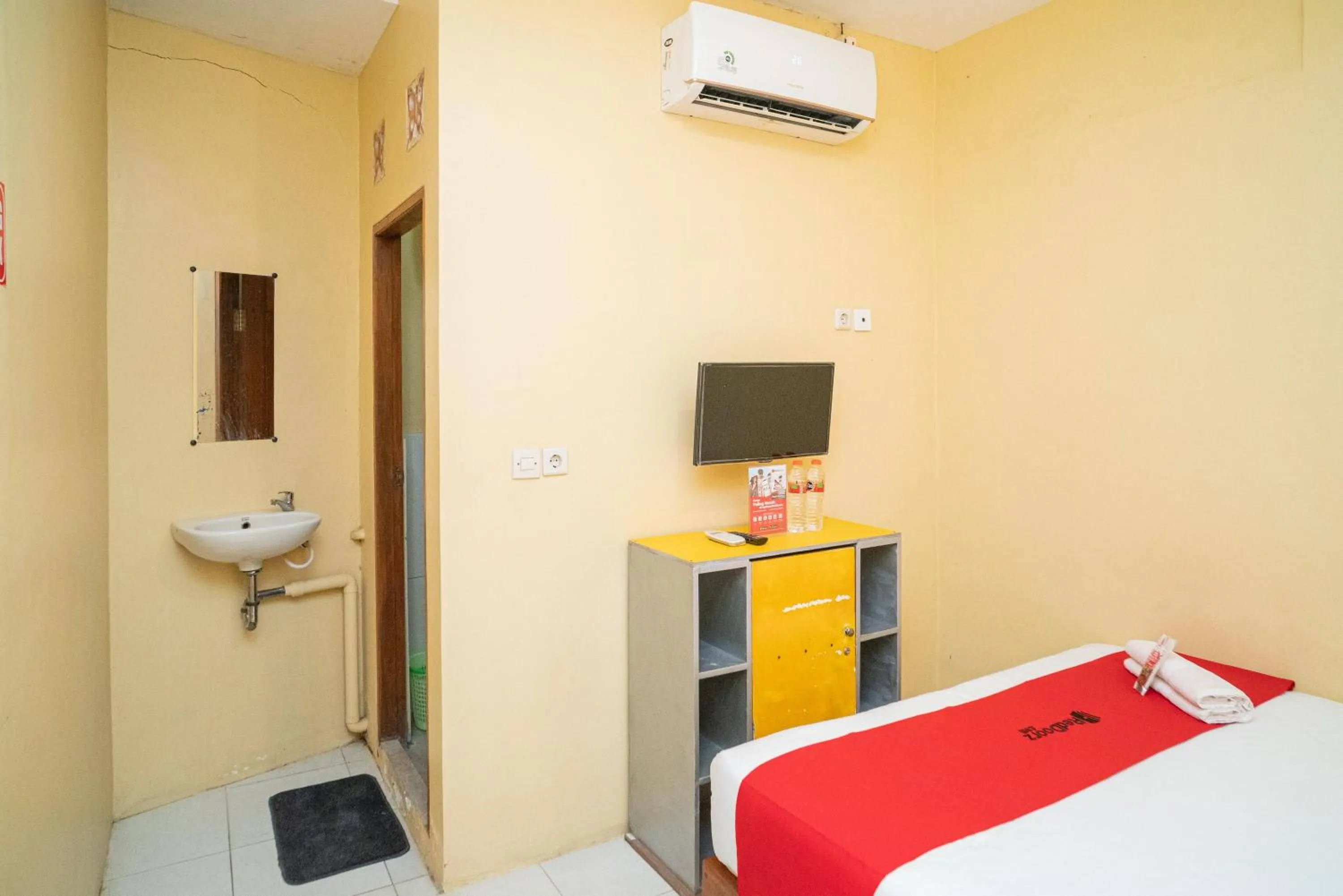 Bedroom, Bed in RedDoorz Syariah near Suramadu