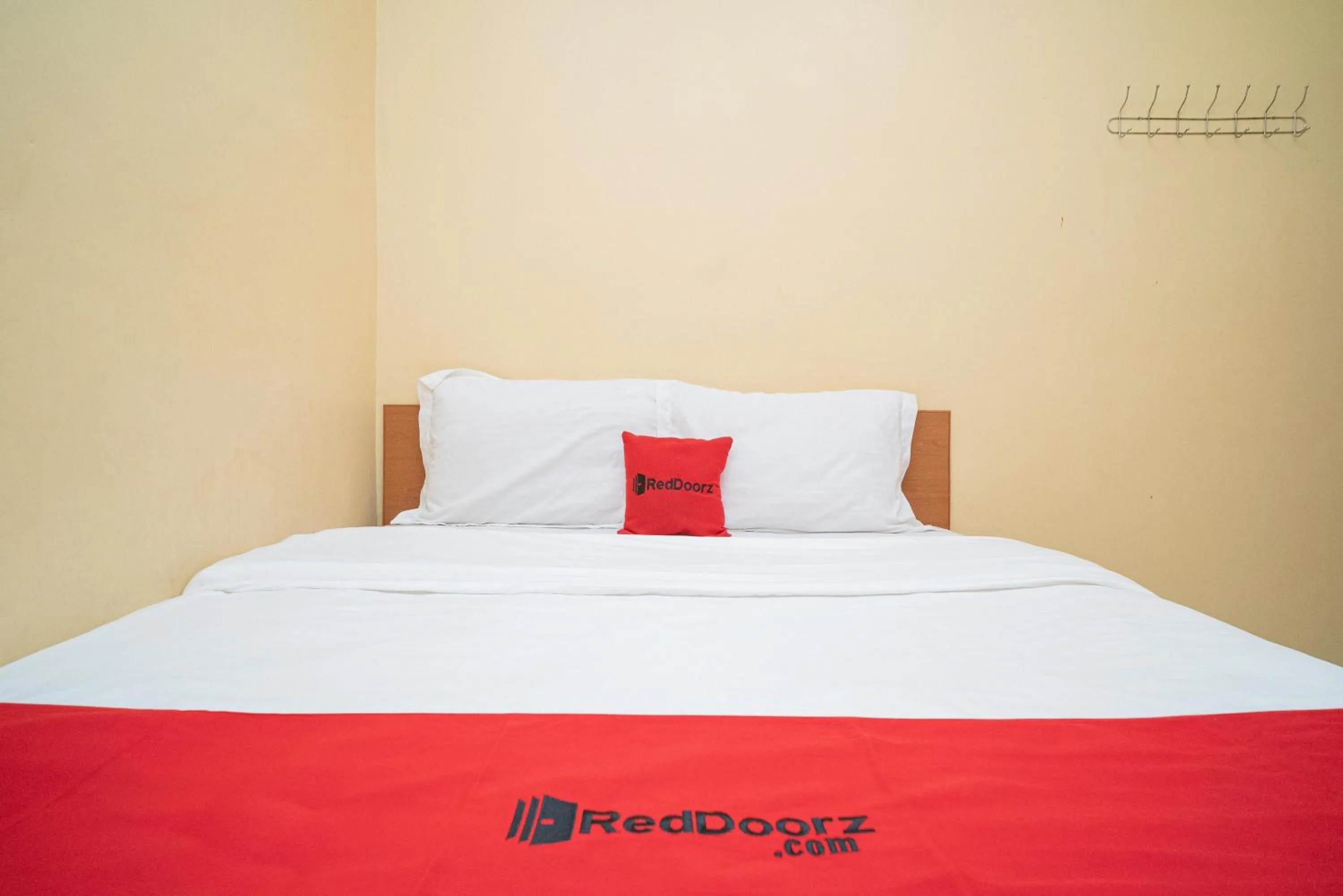 Bedroom, Bed in RedDoorz Syariah near Suramadu