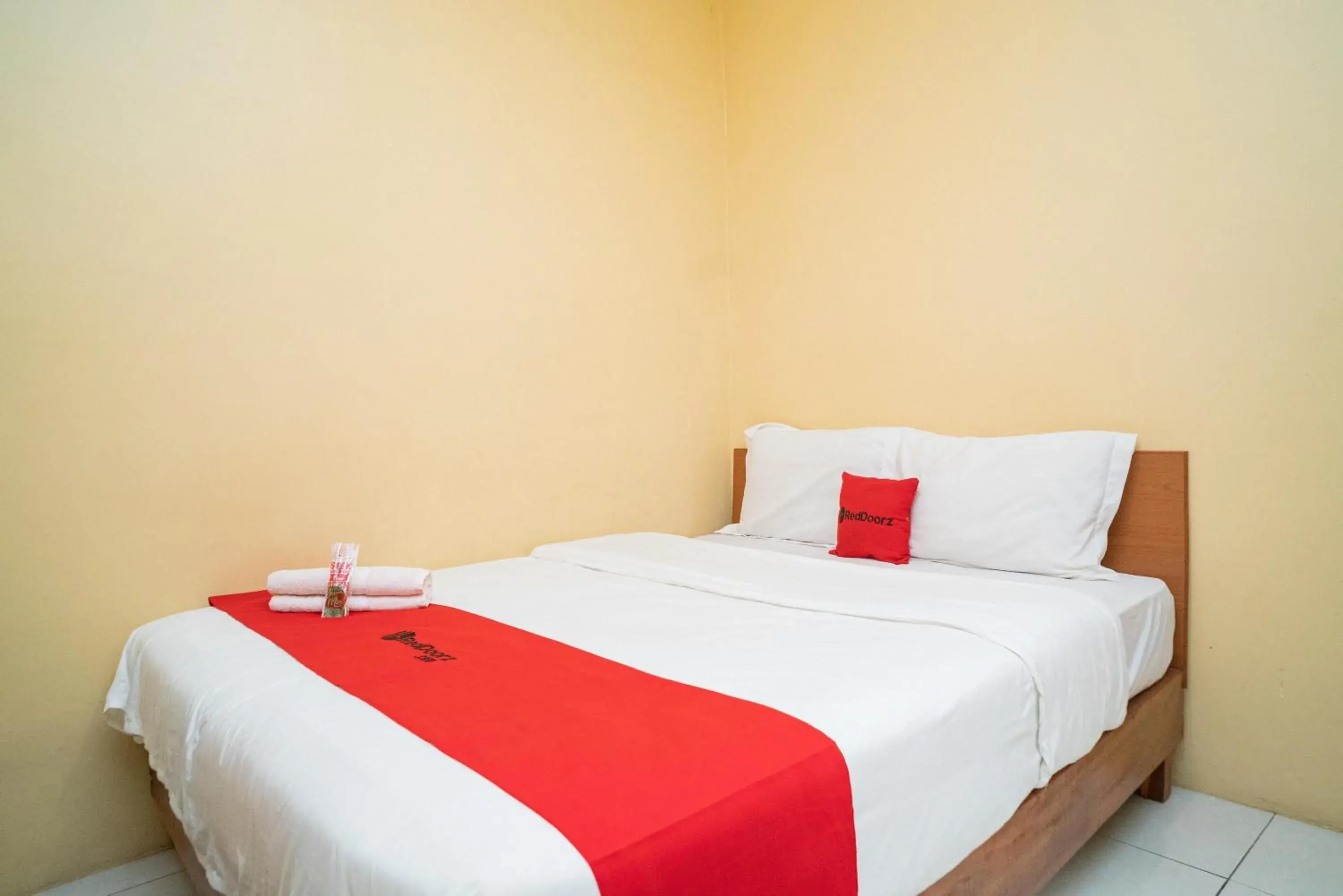 Standard Double Room in RedDoorz Syariah near Suramadu Standard Double Room in RedDoorz Syariah near Suramadu