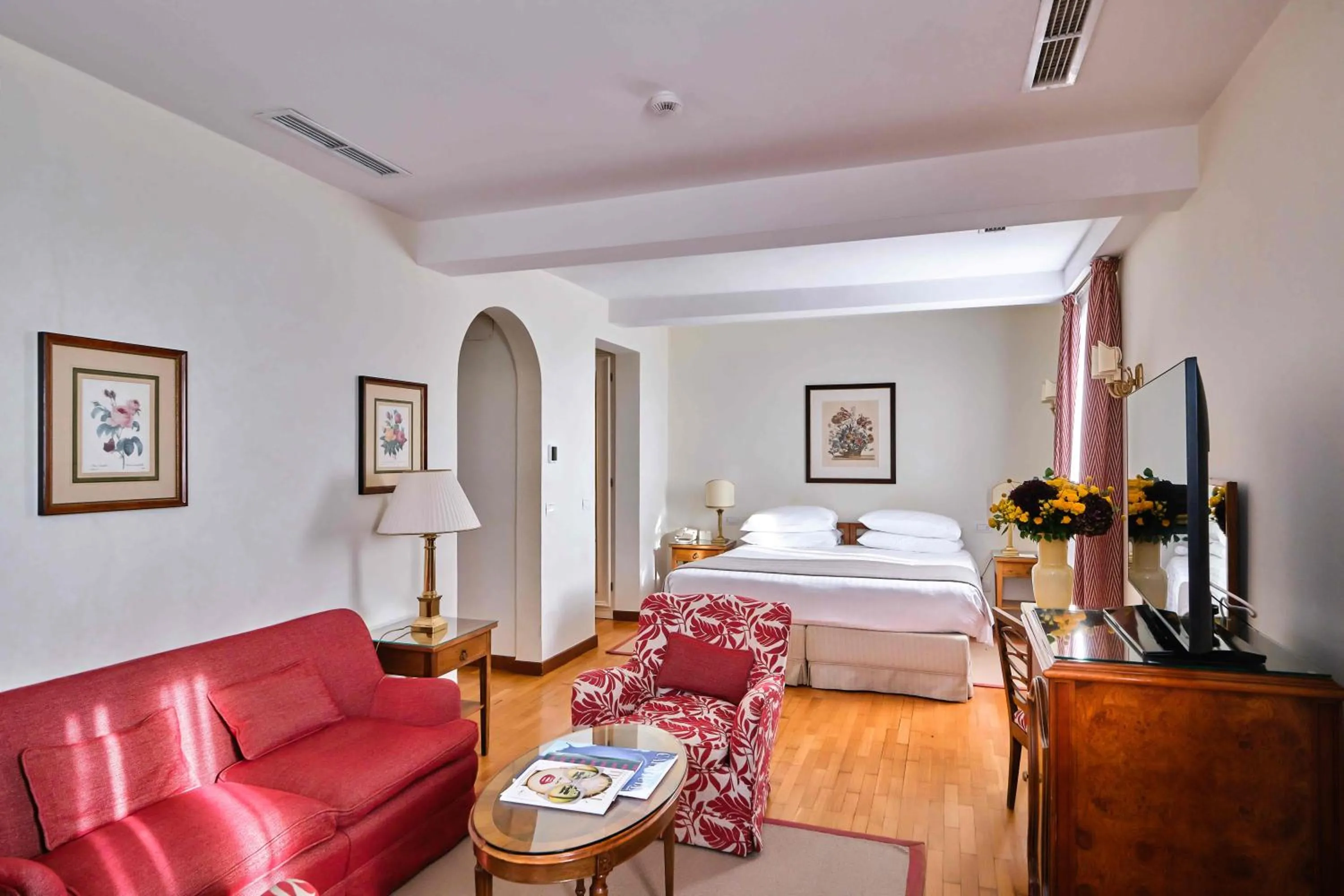 Living room, Bed in Hotel Villa Cipriani