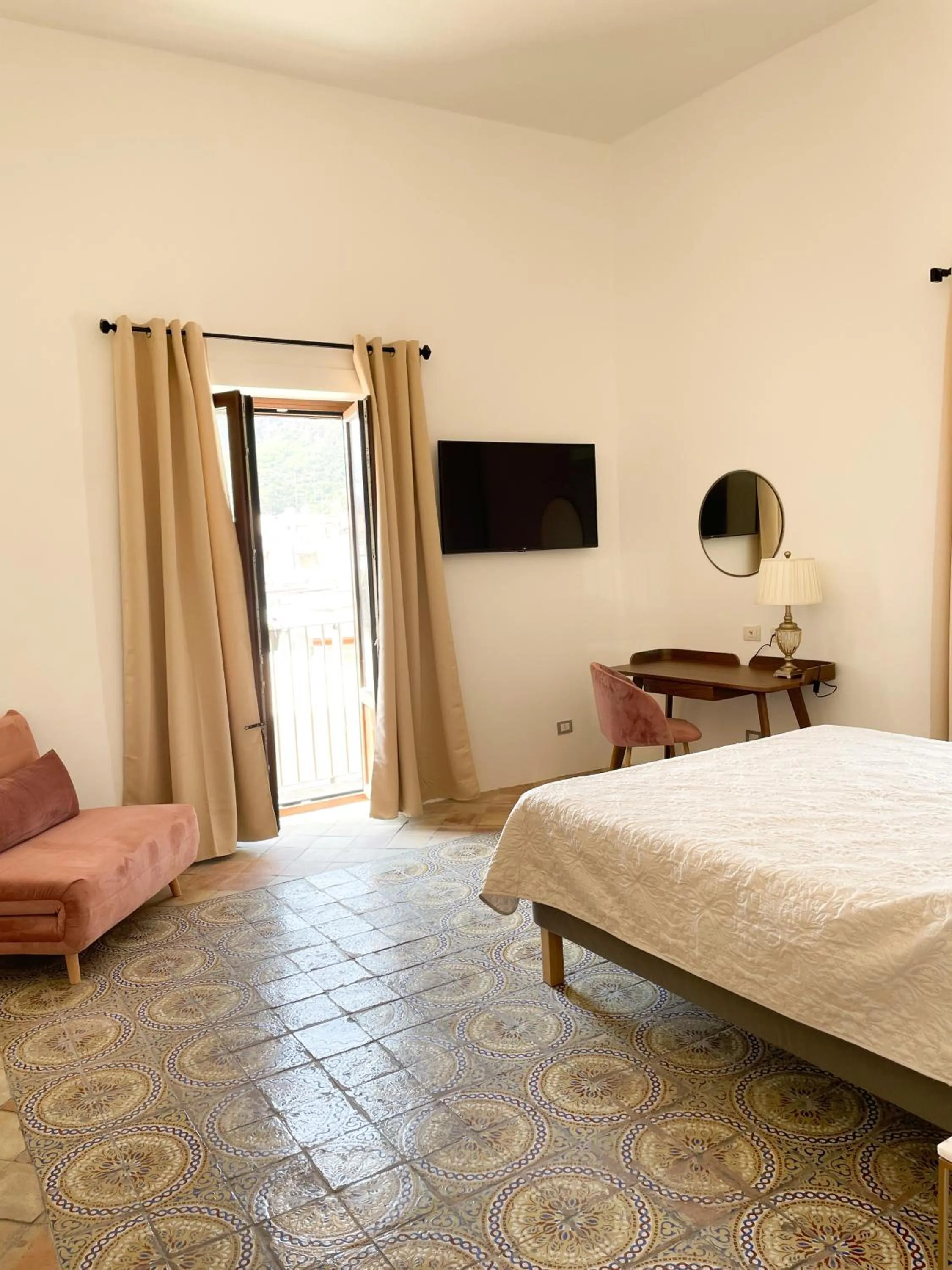 Photo of the whole room, Bed in B&B Faraglione