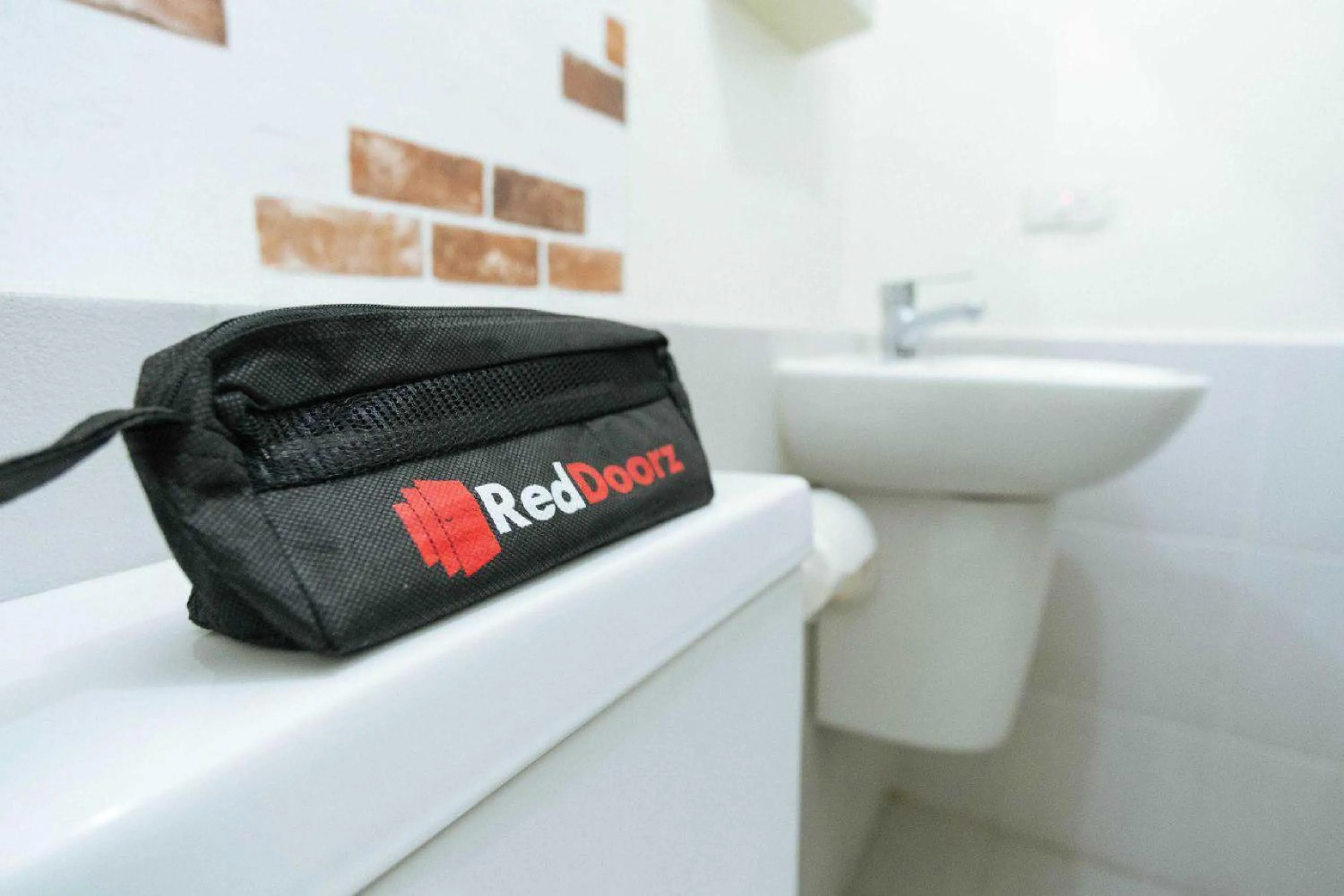 Bathroom in RedDoorz Syariah near RS Awal Bros Batam