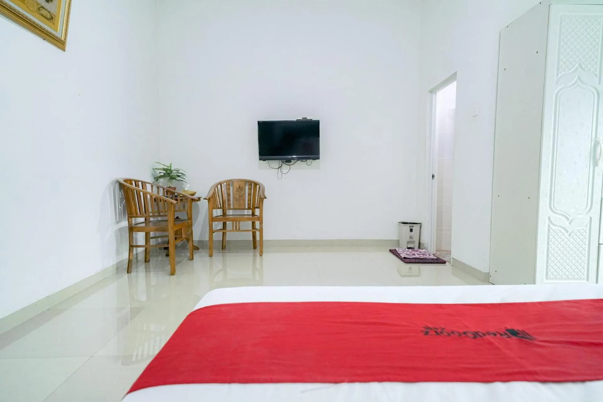 Bedroom, Bed in RedDoorz Syariah near RS Awal Bros Batam