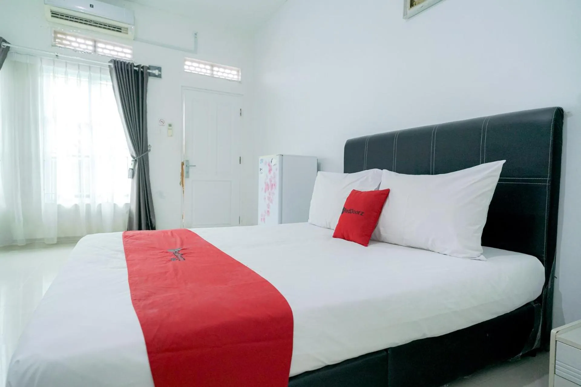 Bedroom, Bed in RedDoorz Syariah near RS Awal Bros Batam
