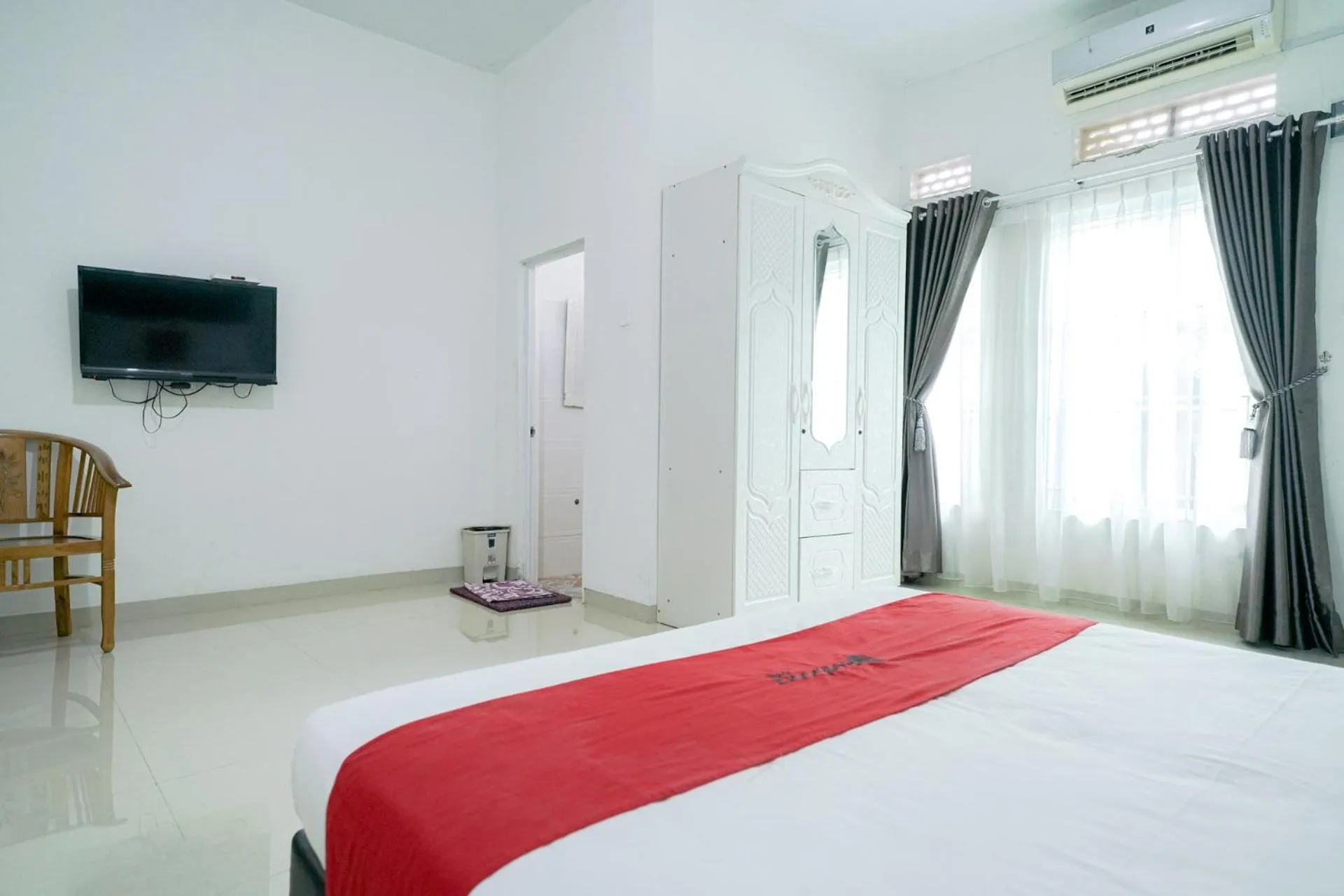 Bedroom, Bed in RedDoorz Syariah near RS Awal Bros Batam